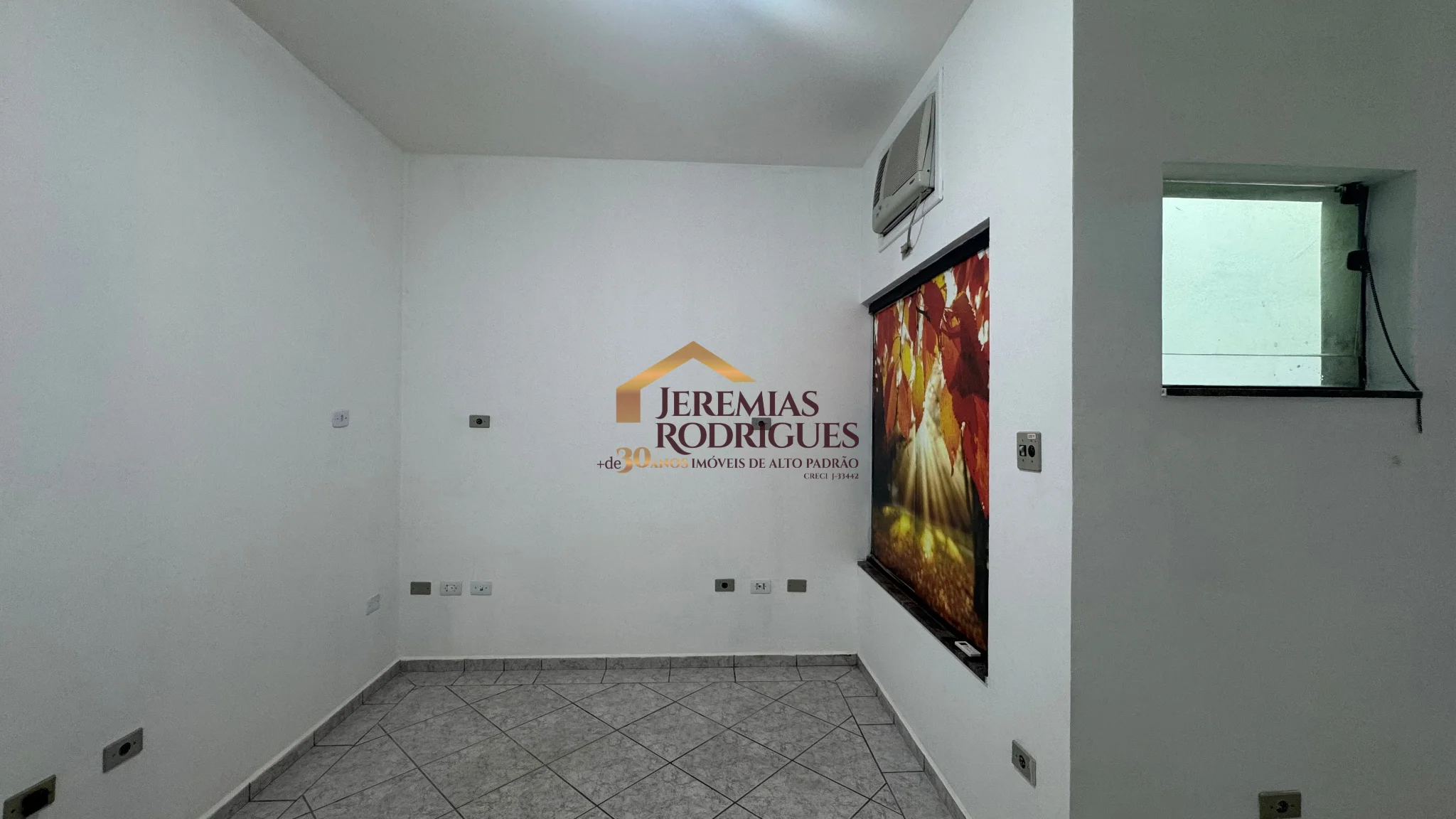 Sala comercial para locação no Centro em Pindamonhangaba/SP. — foto 2