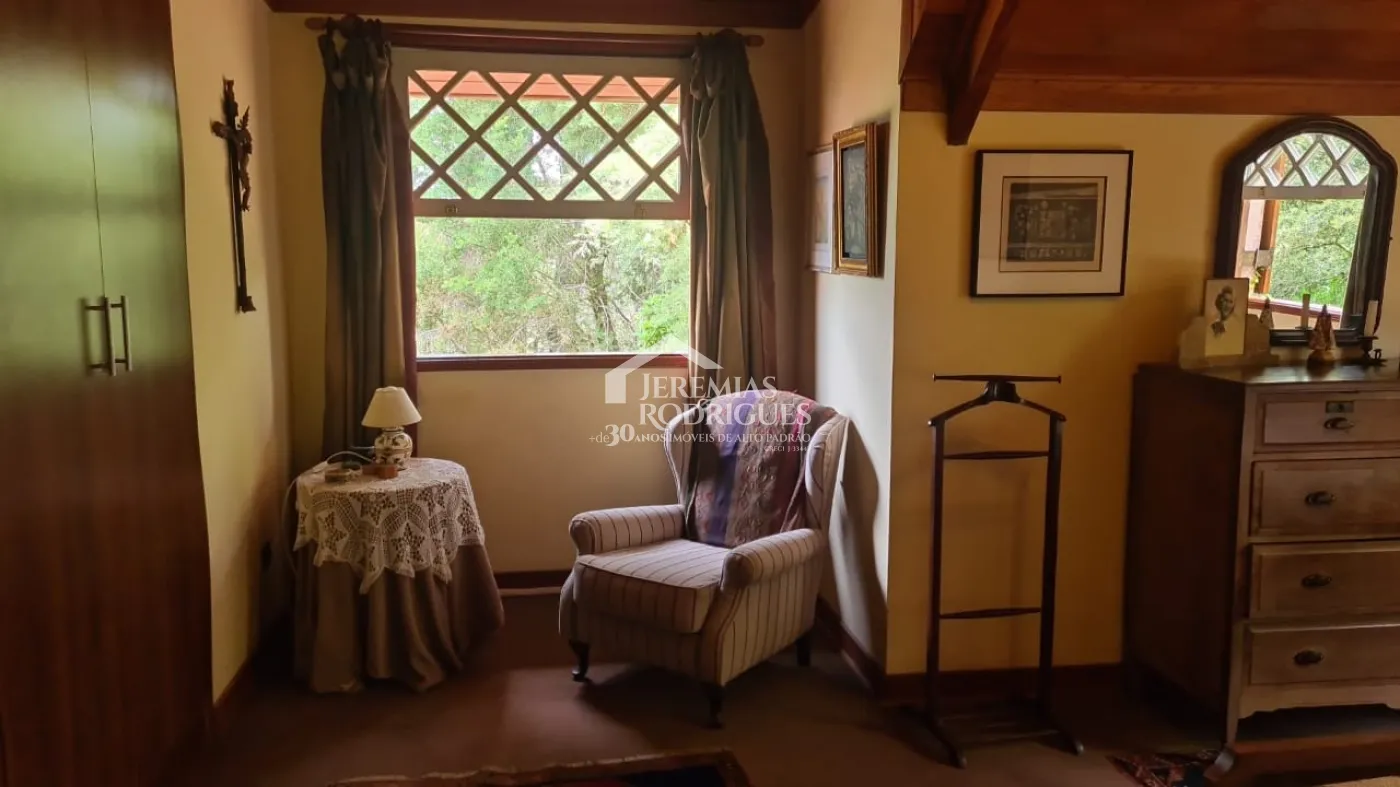 Casa à venda com 4 suítes no bairro Descansópolis em Campos do Jordão/SP.