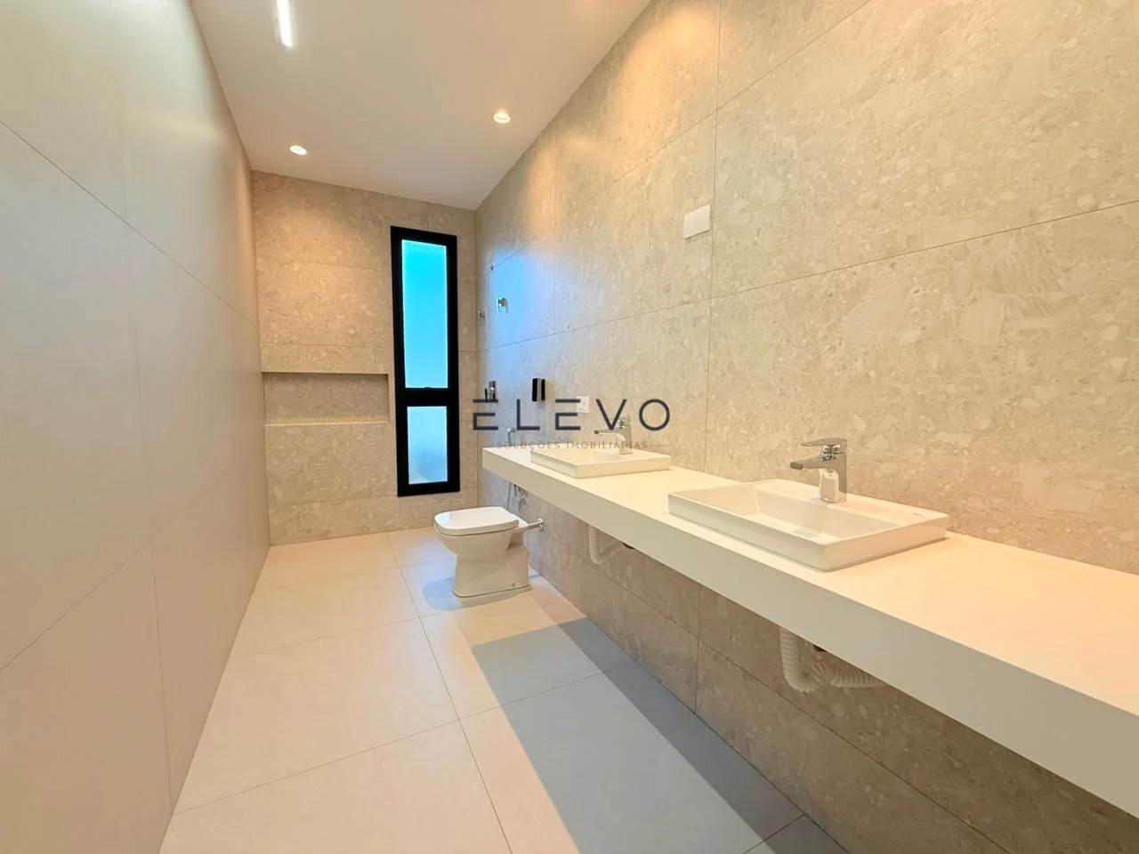 Casa Térrea à Venda no Condomínio Ouro Verde | 3 Suítes, Piscina e 237 m² em Sarandi-PR