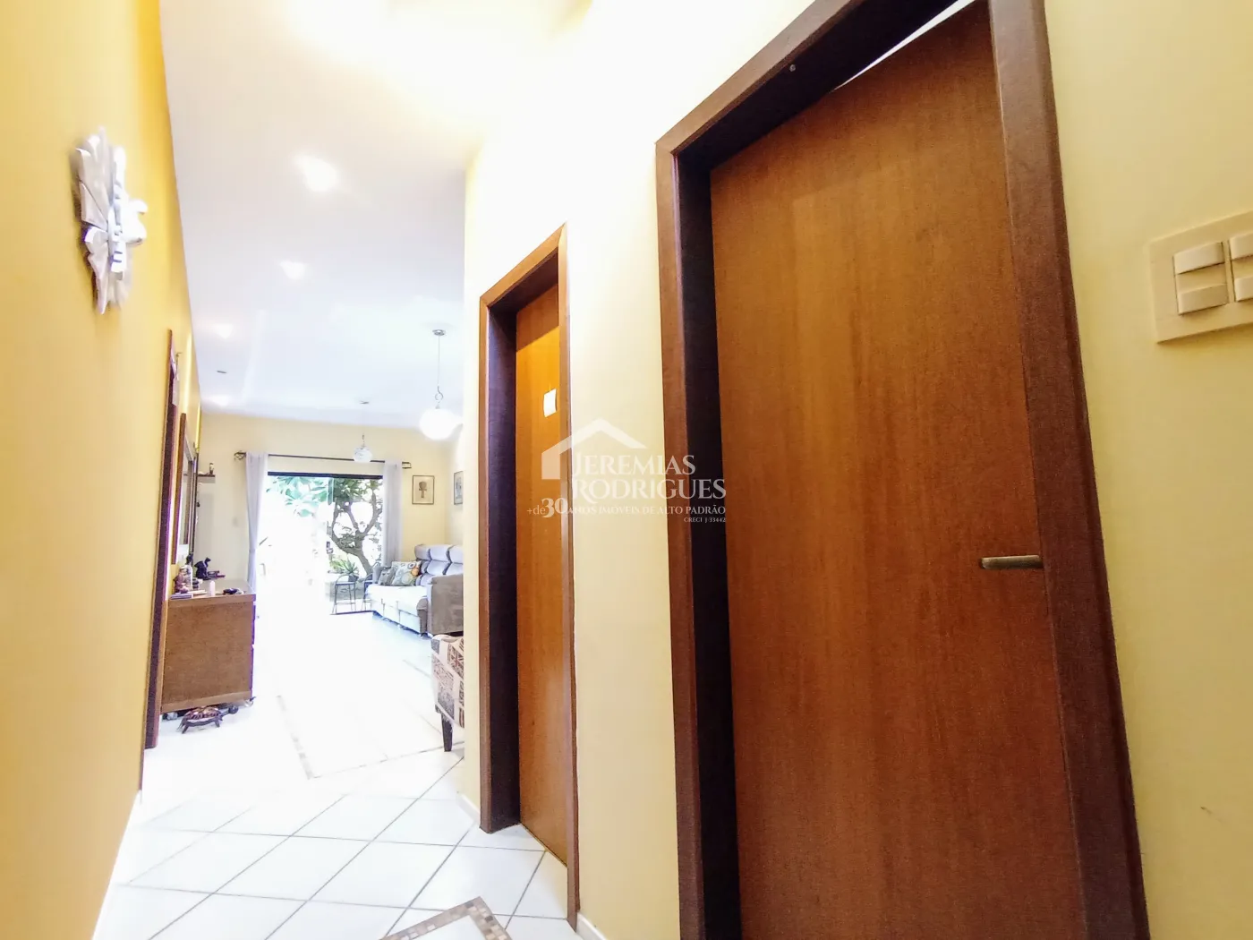 Casa assobradada à venda com 3 suítes no Condomínio Fortaleza em Taubaté/SP.