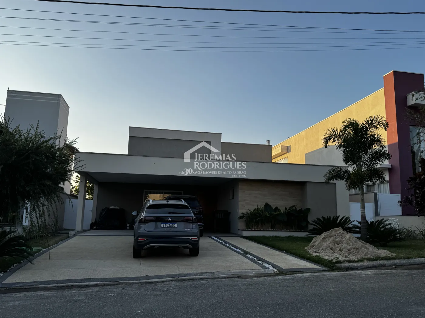 Casa à venda com 3 suítes no Condomínio Reserva dos Lagos em Pindamonhangaba/SP.