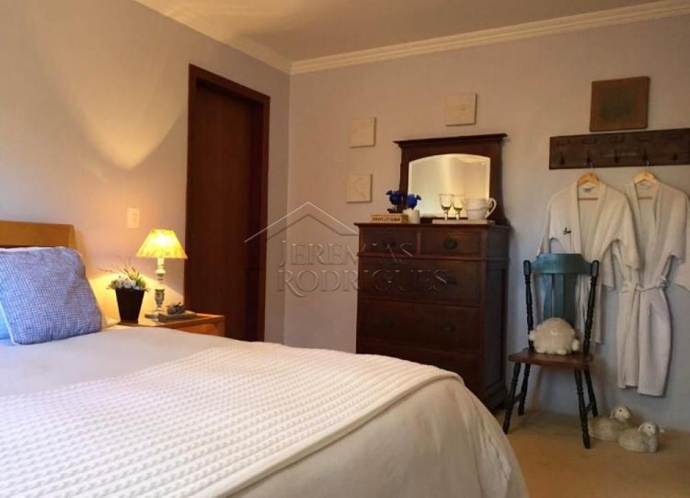 Casa à venda com 6 dormitórios no Alto Do Capivari em Campos do Jordão/SP.