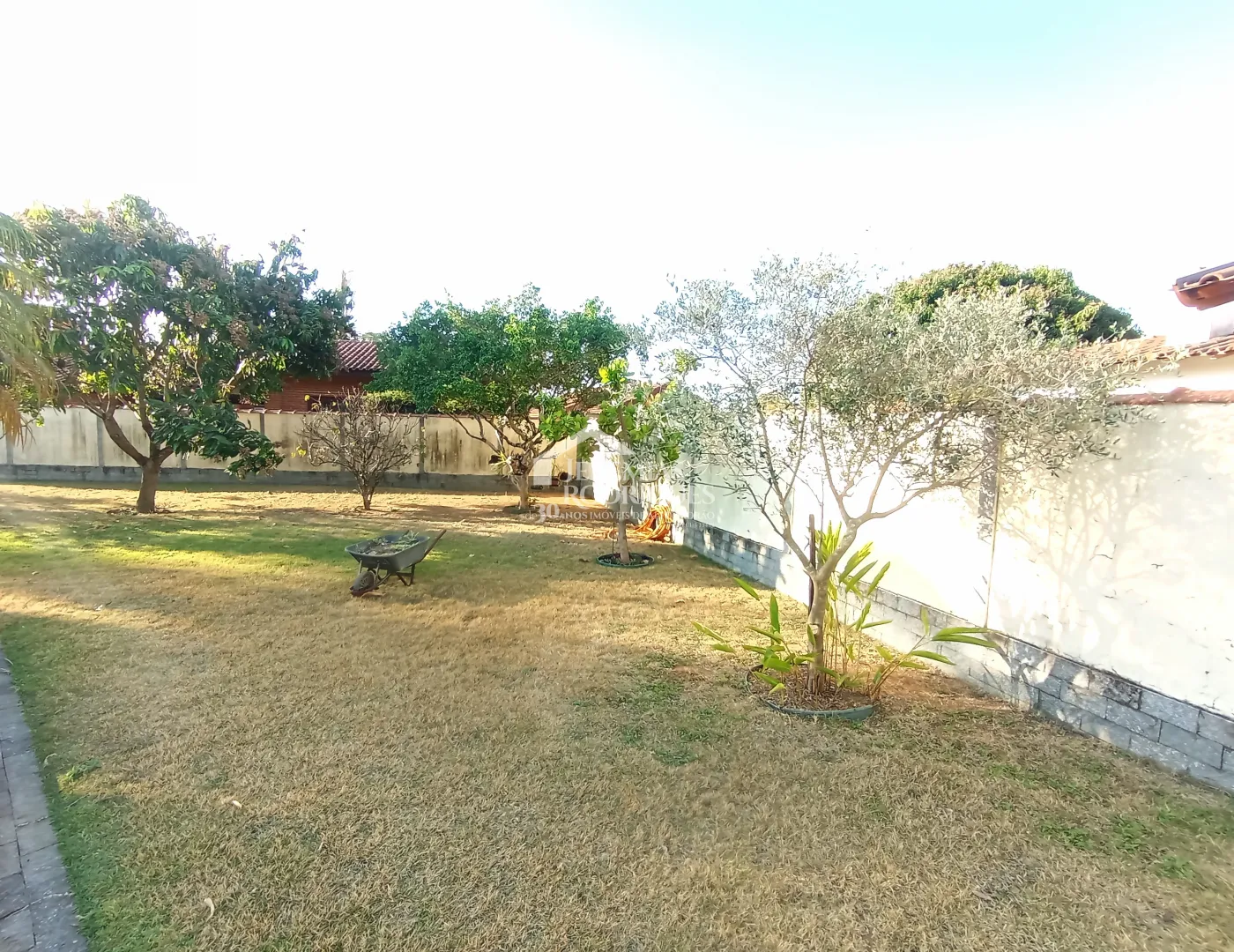 Casa à venda com 4 dormitórios no Condomínio Village Paineiras em Pindamonhangaba/SP.