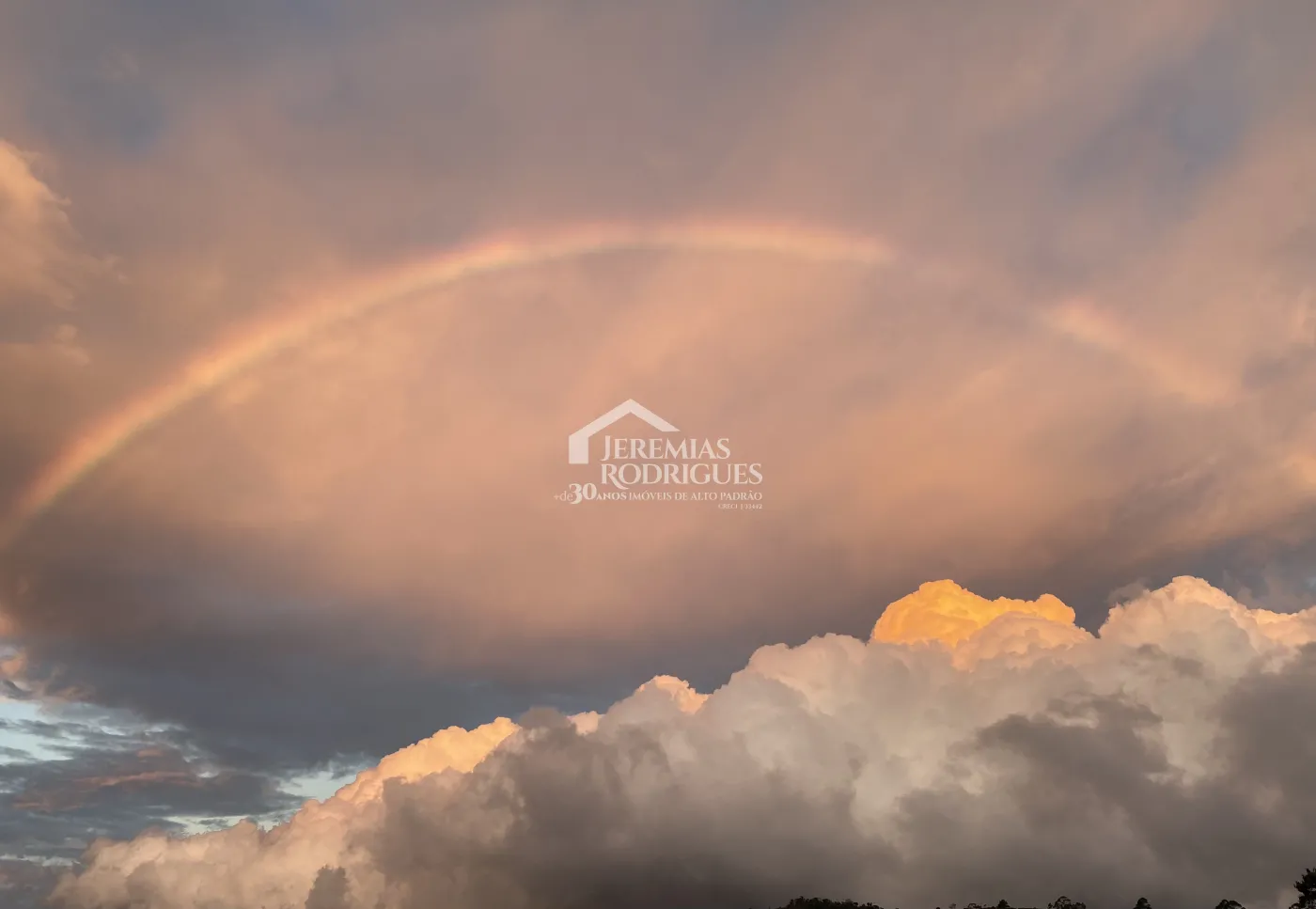 Casa à venda com 4 suítes no Condomínio Jardim Monte Belo em Campos do Jordão/SP.