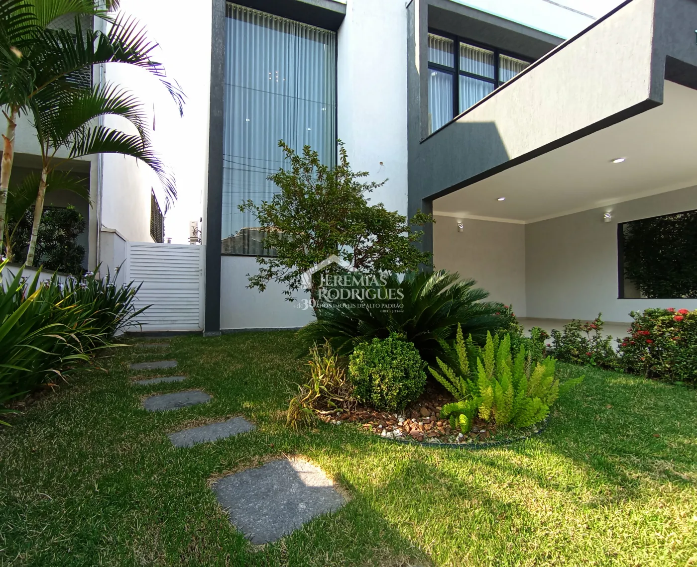 Casa para venda e locação com 3 dormitórios, no Condomínio Campos do Conde II em Tremembé/SP.