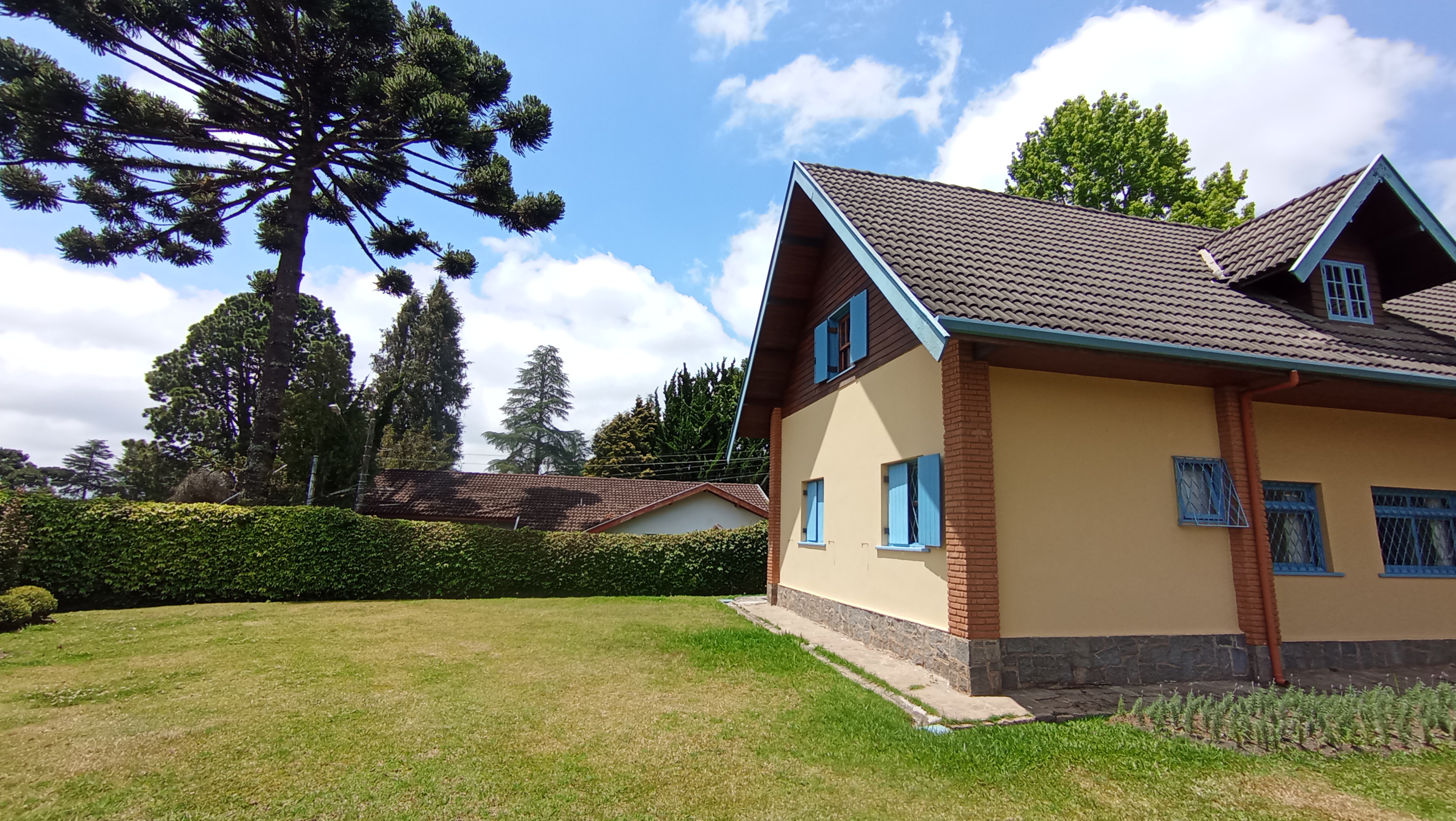 Casa à venda com 5 dormitórios no Capivari em Campos do Jordão/SP.