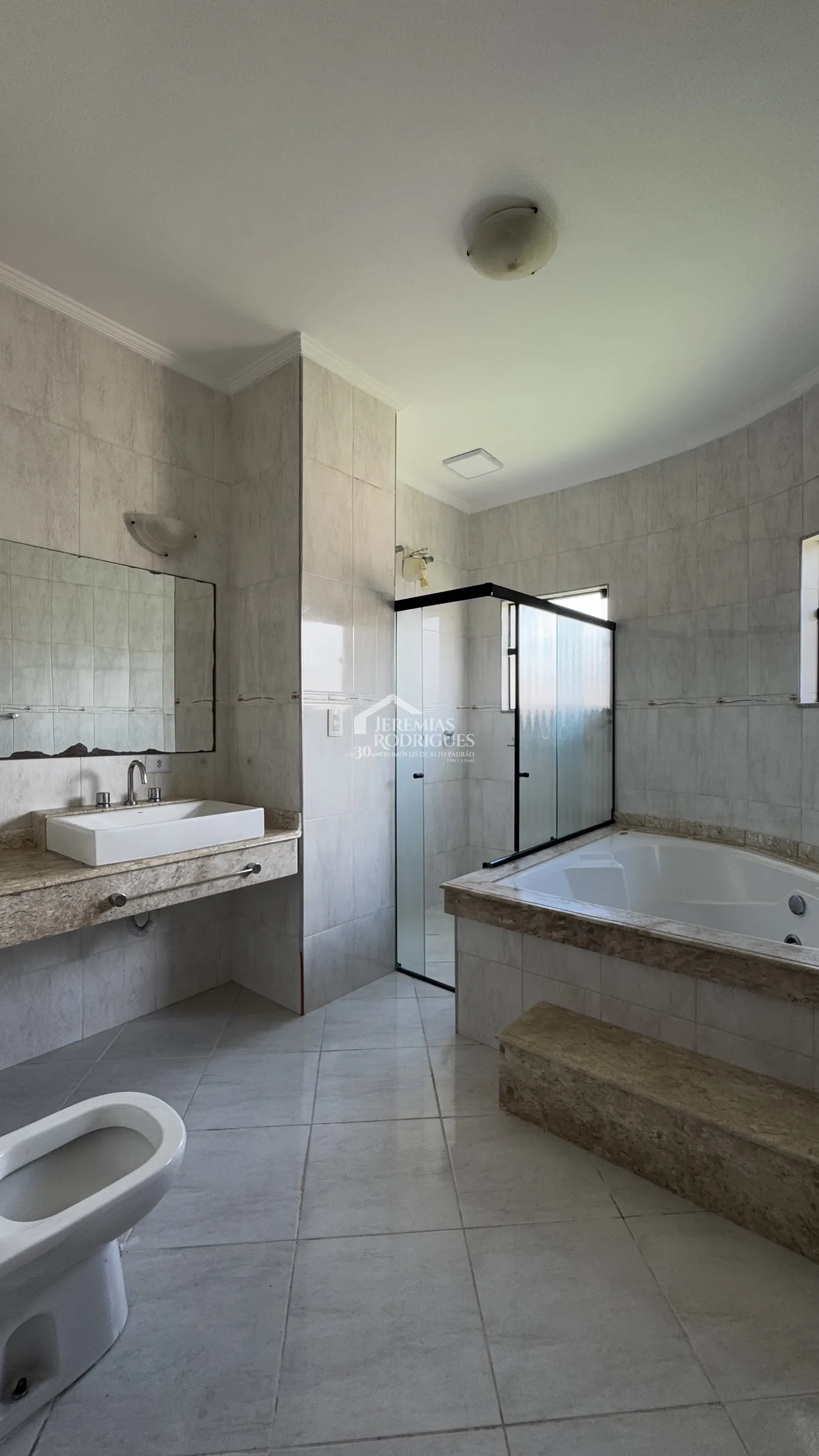 Casa para venda e locação com 4 dormitórios no Condomínio Real Ville I em Pindamonhangaba/SP.