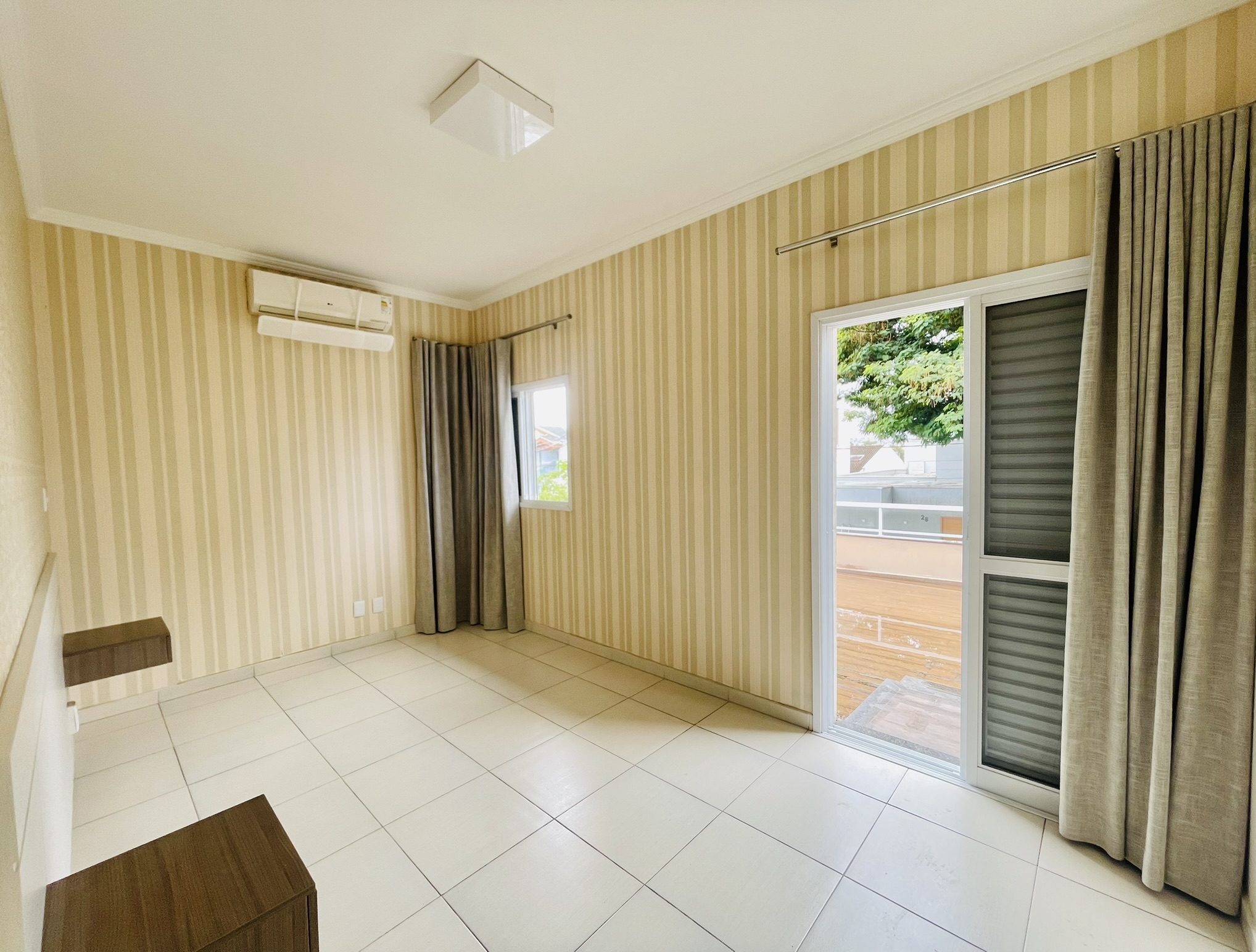 Casa para locação com 4 dormitórios no Condomínio Campos do Conde II em Tremembé/SP.