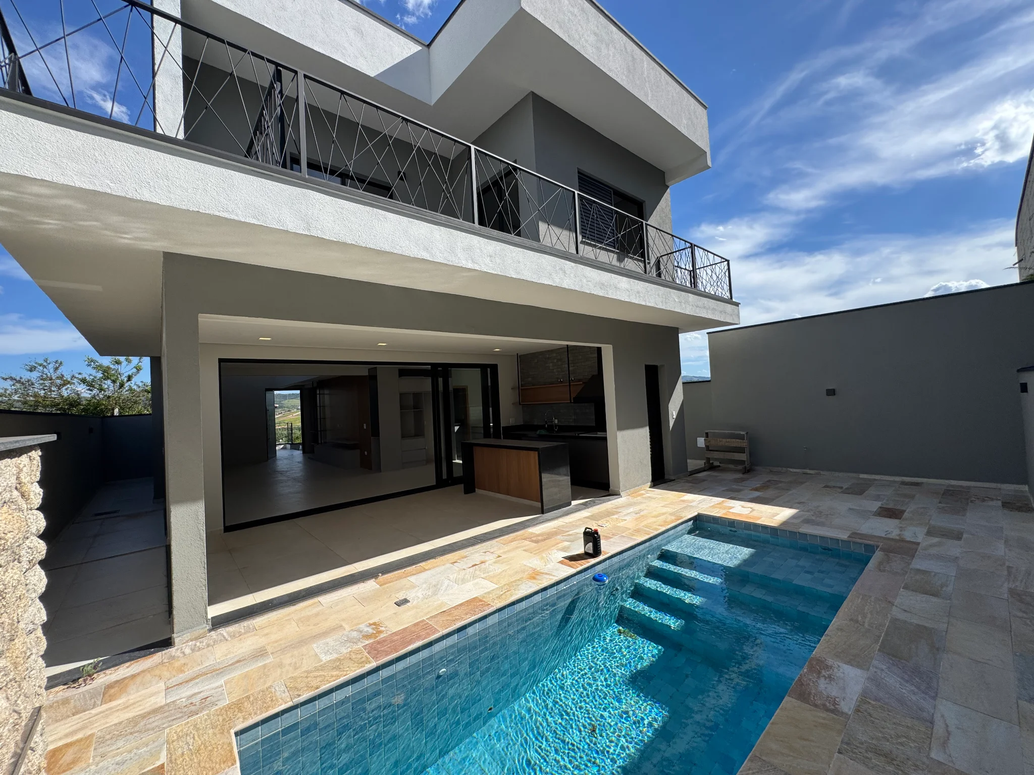 Casa à venda com 3 suítes no Condomínio Cataguá Way em Taubaté/SP.