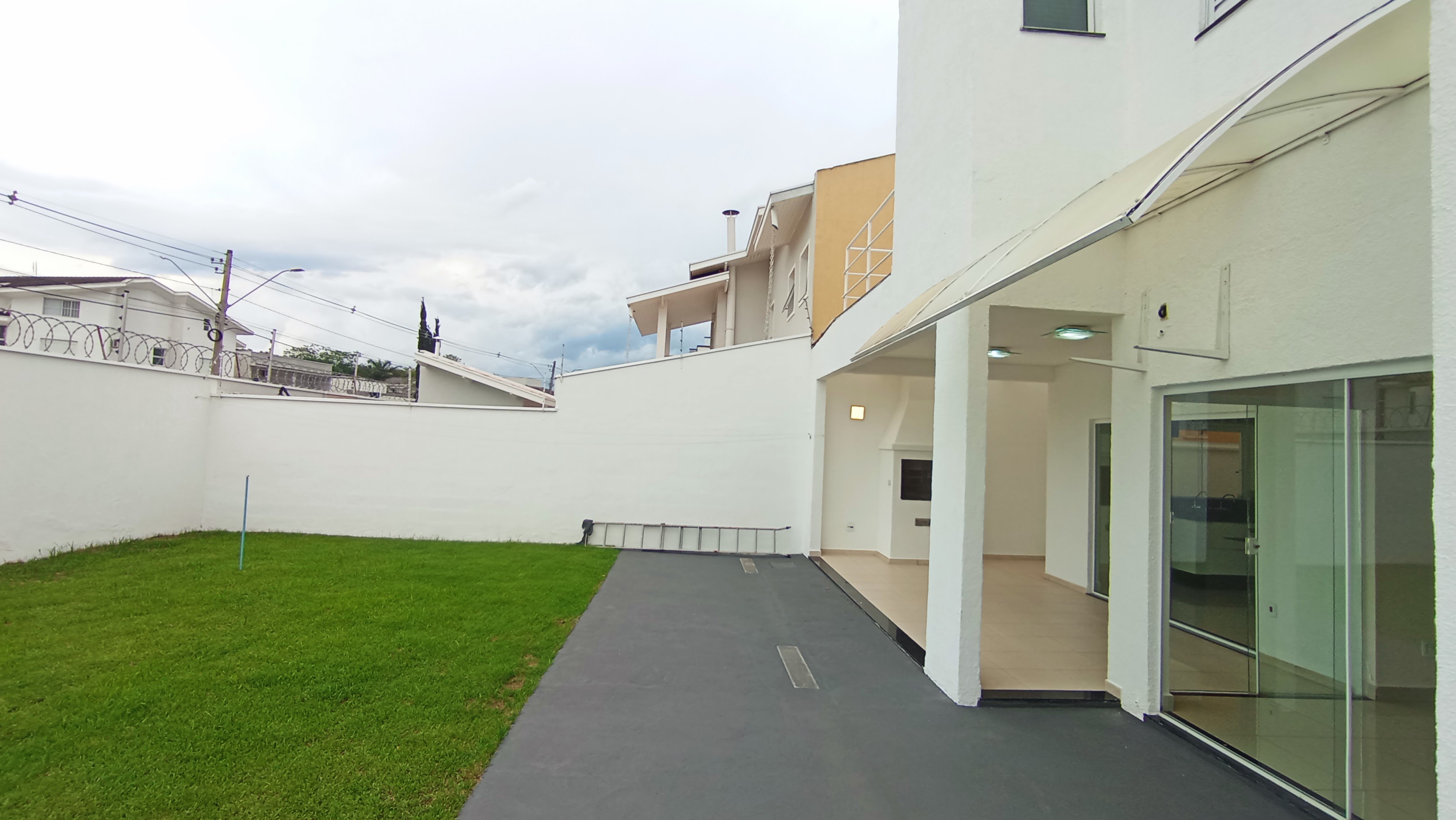 Casa para locação com 3 suítes no Condomínio Campos do Conde II - Chambord em Tremembé/SP.