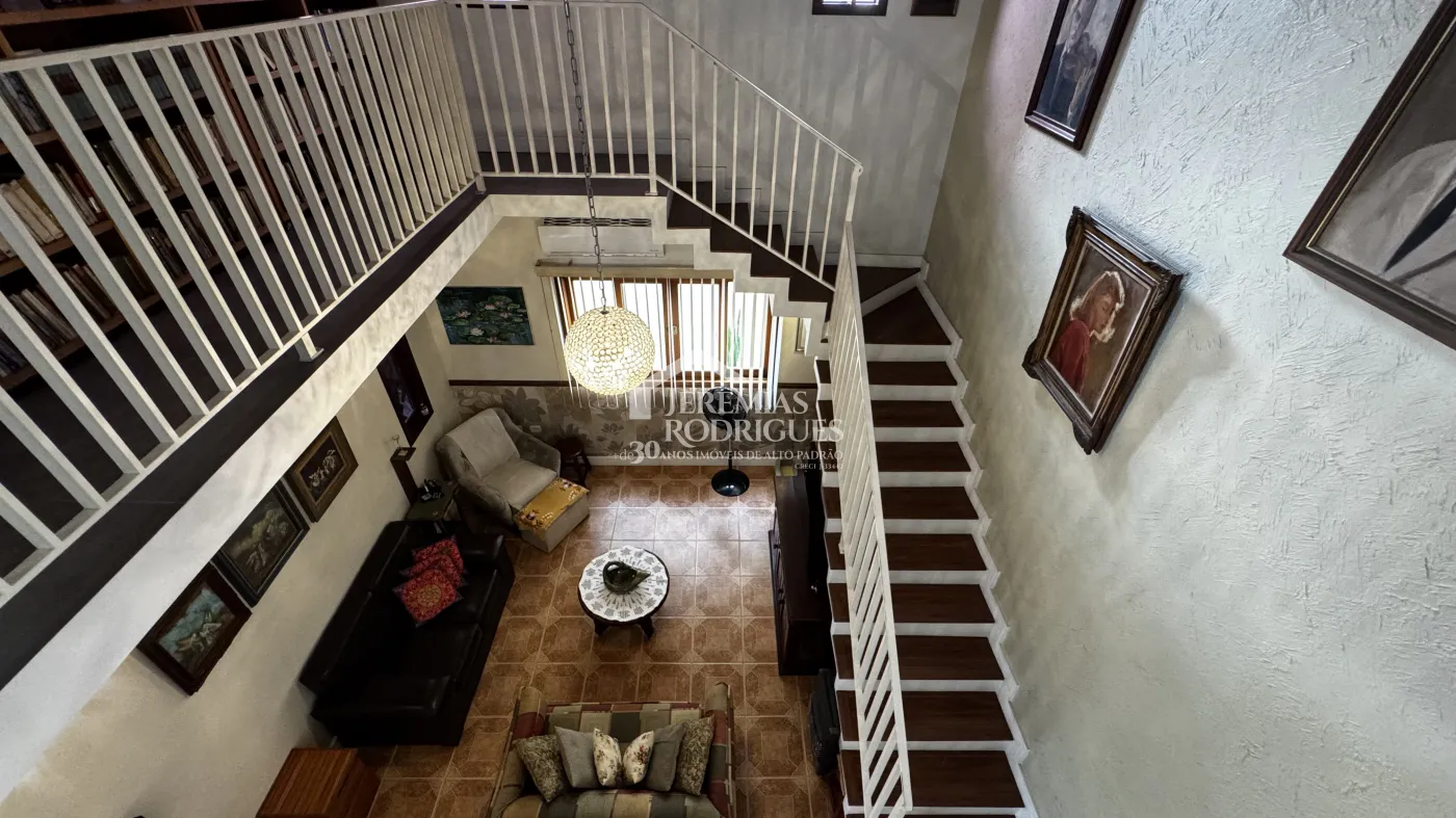 Casa assobradada à venda com 4 dormitórios no Condomínio Jardim das Hortênsias em Taubaté/SP.