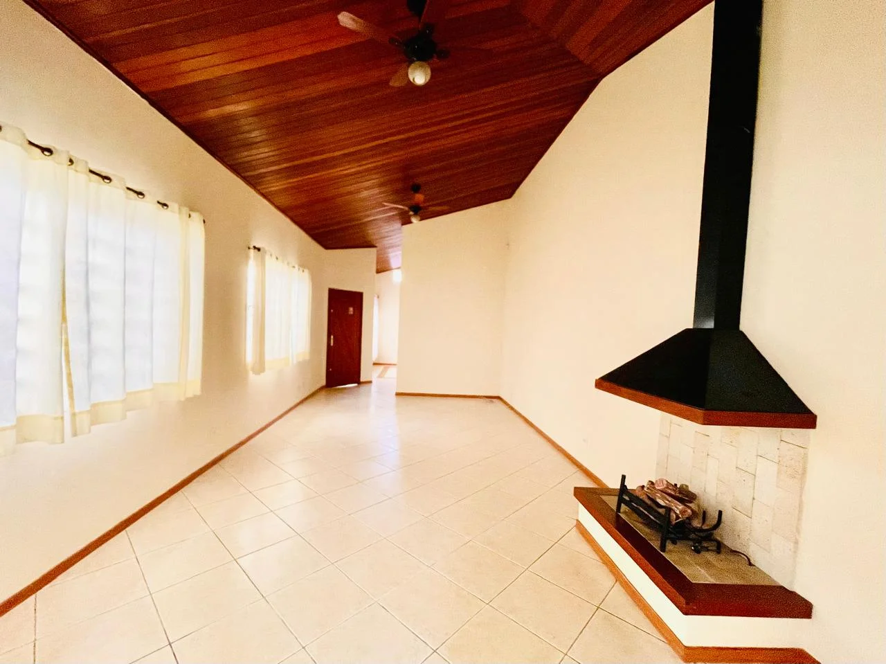 Casa com 3 dormitórios á venda no Condomínio Taubaté Village em Taubaté/SP.