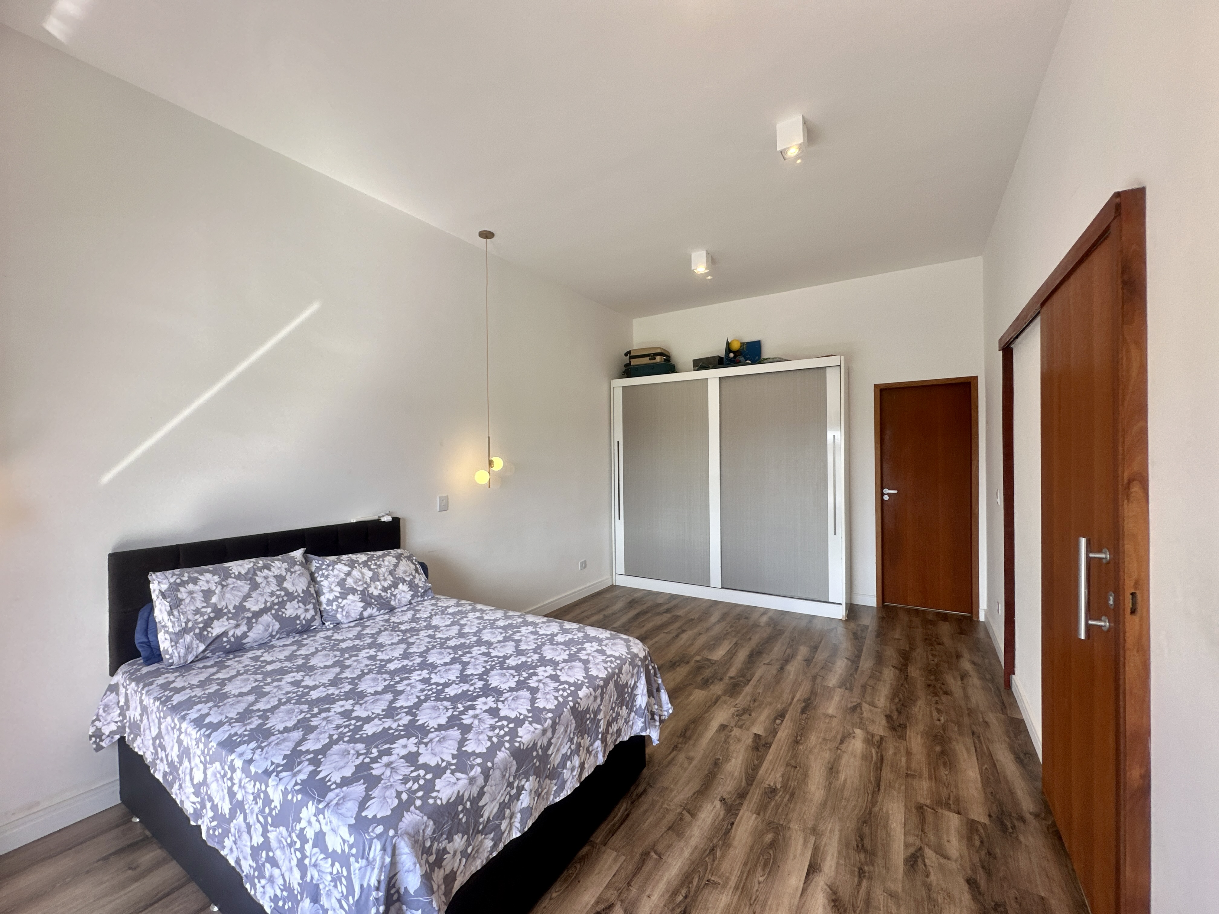 Casa à venda com 4 dormitórios no Condomínio Bella Vitta em Caçapava/SP.