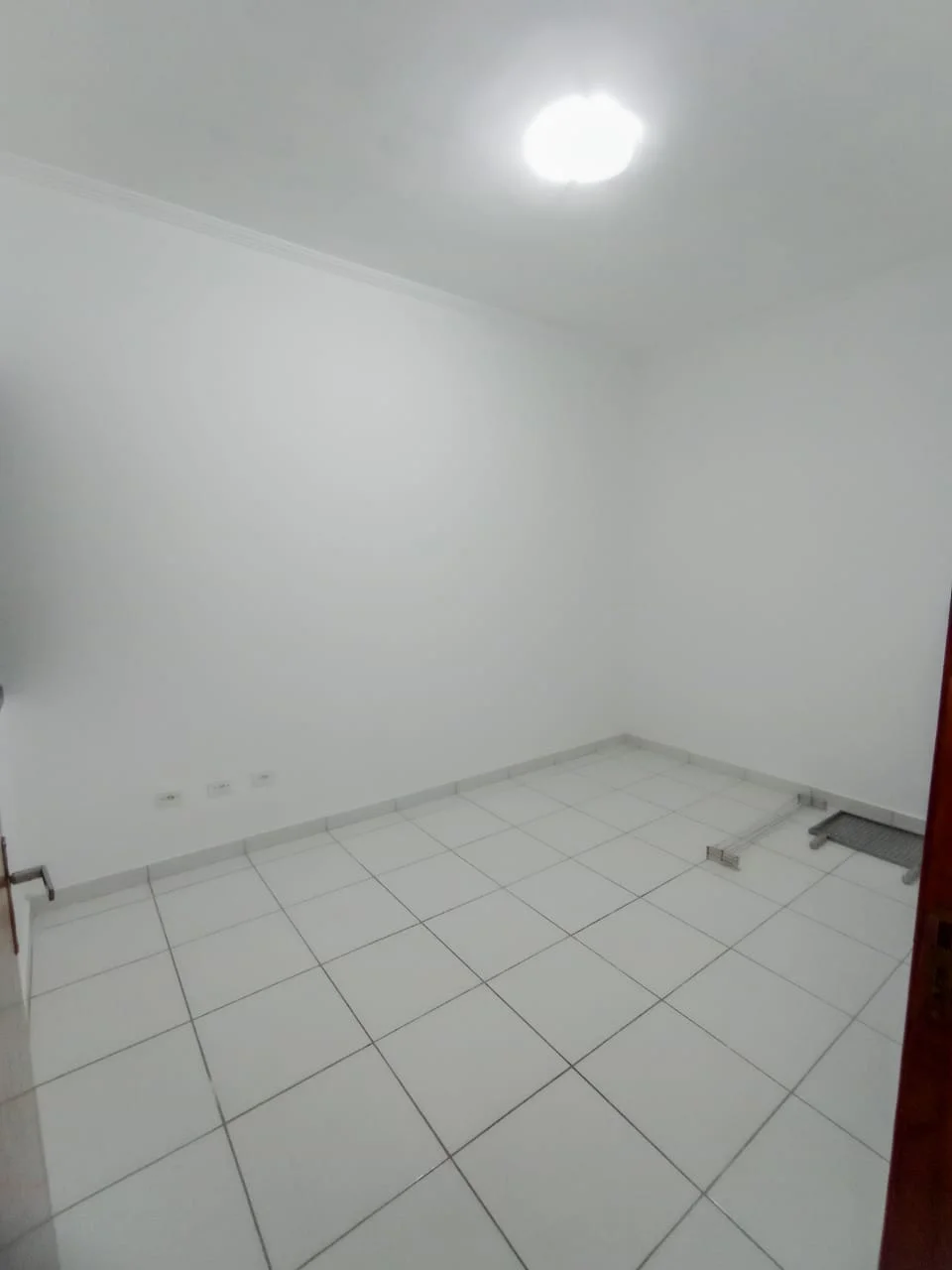 Casa para locação com 2 dormitórios no bairro Mombaça em Pindamonhangaba/SP. 