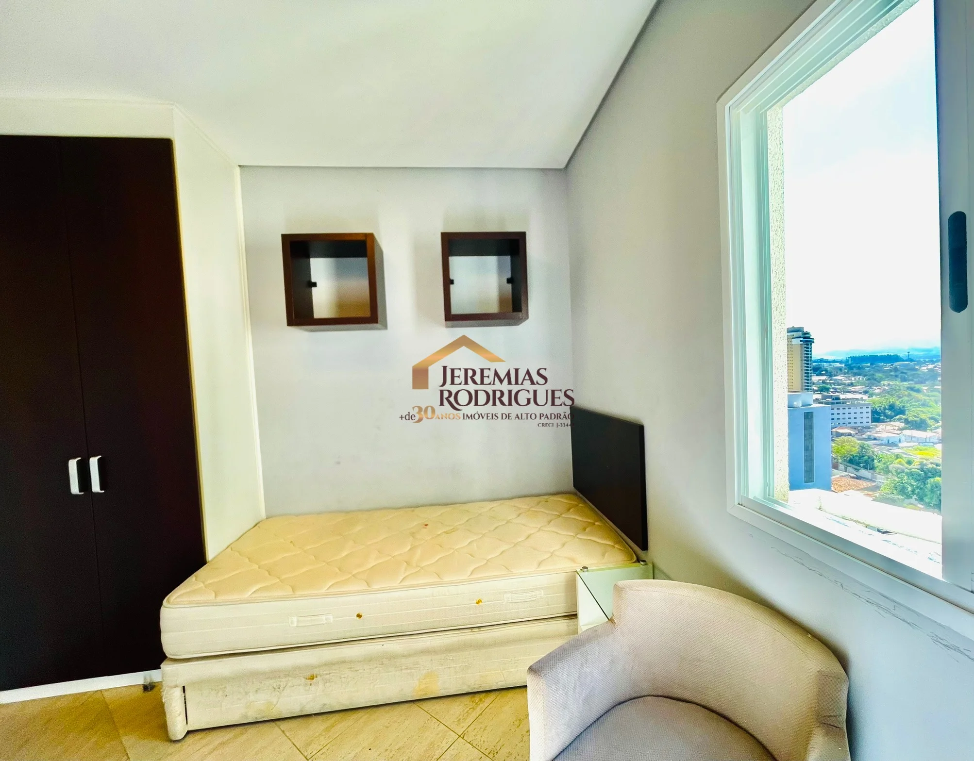 Cobertura Duplex semimobiliada para locação no Edifício Village Towers em Taubaté/SP.