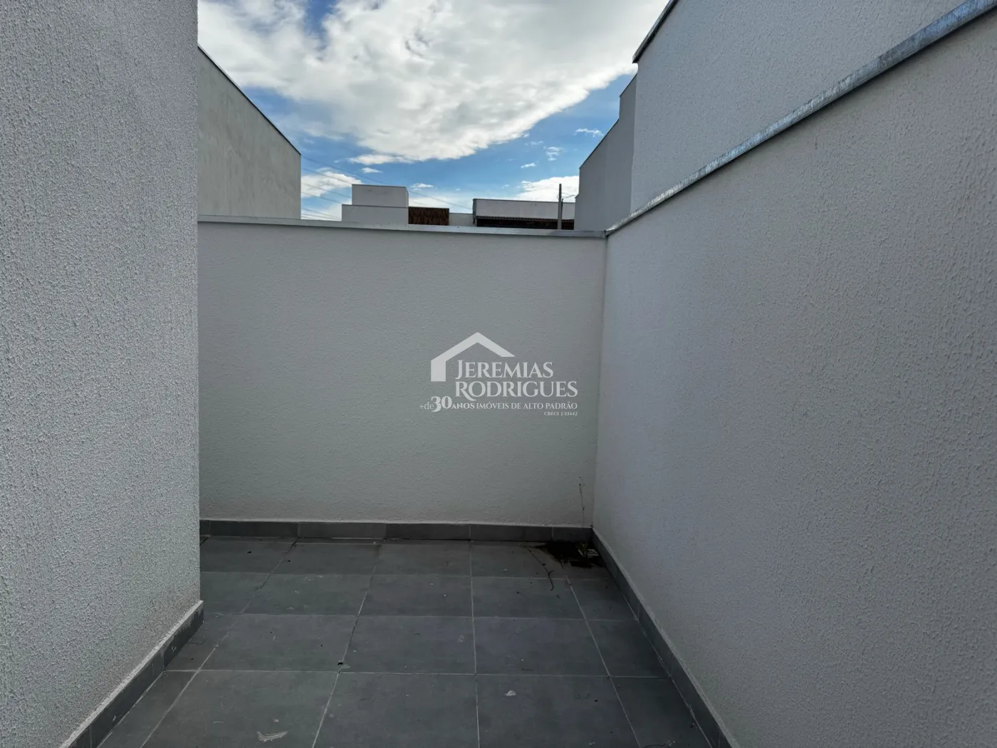 Casa à venda com 3 dormitórios no Condomínio Vila Romana em Pindamonhangaba/SP.