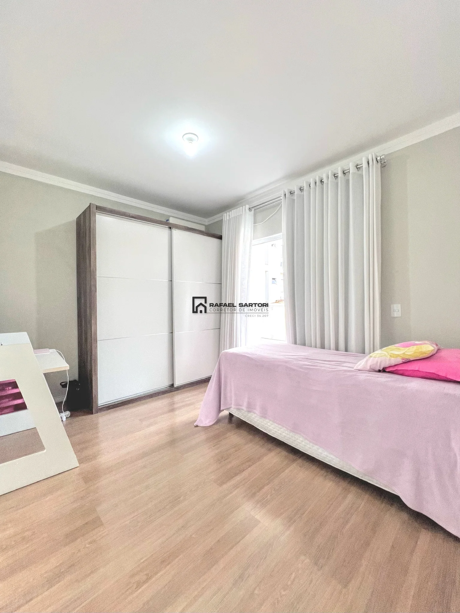 CASA EM MEIO LOTE NO CENTRO