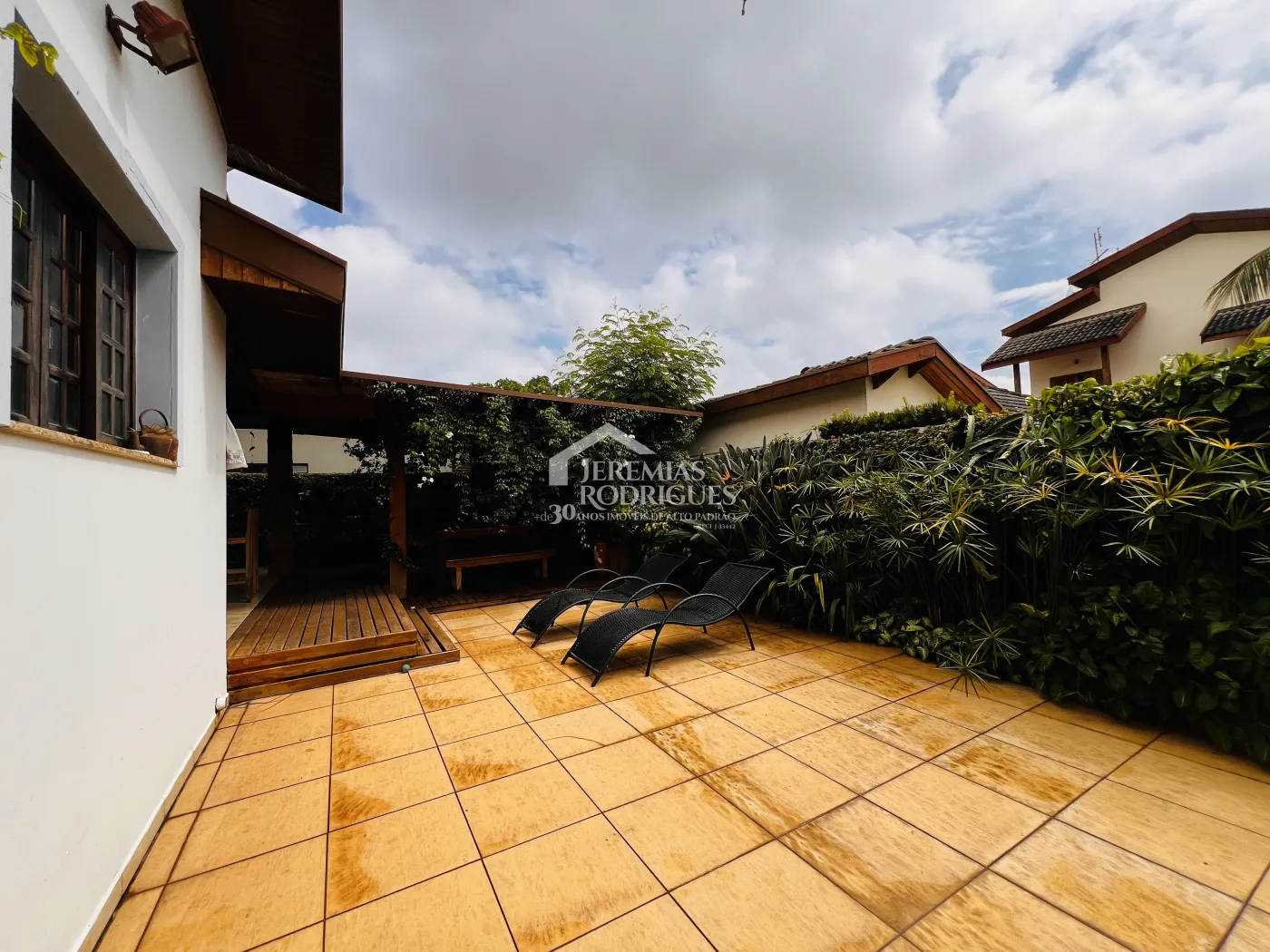 Casa à venda com 3 dormitórios no Condomínio Jardim das Hortênsias em Taubaté/SP.