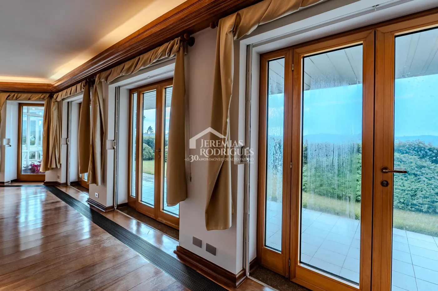 Casa com 4 suítes, 670 m² - Alto do Capivari - Campos do Jordão/SP.