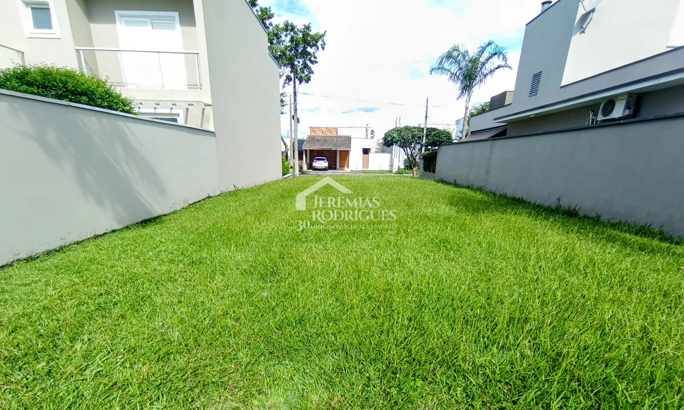 Terreno à venda com 307 m² no Condomínio Campos do Conde II em Tremembé/SP.