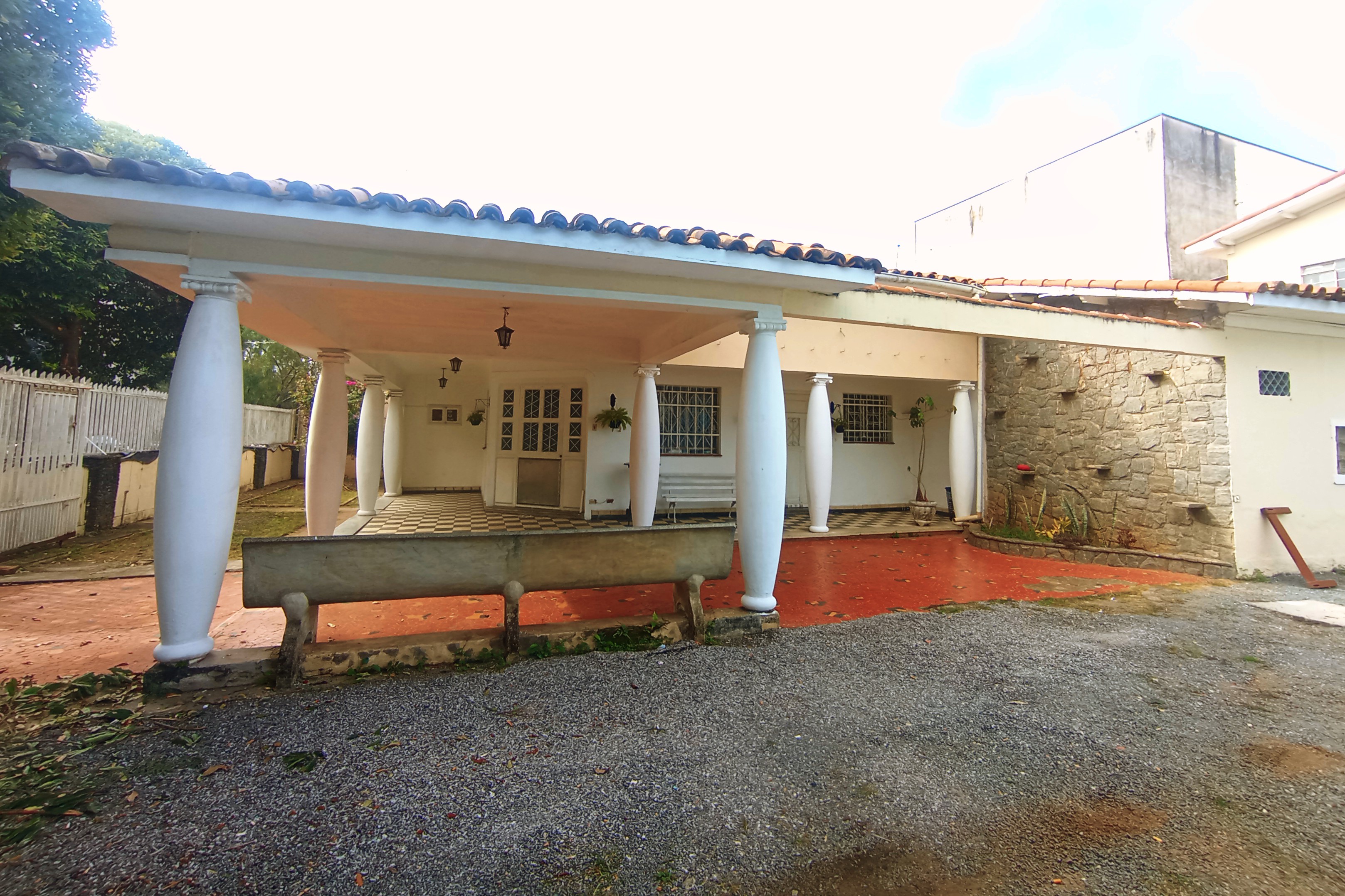 Casa à venda com 3 dormitórios no Centro em Pindamonhangaba/SP.