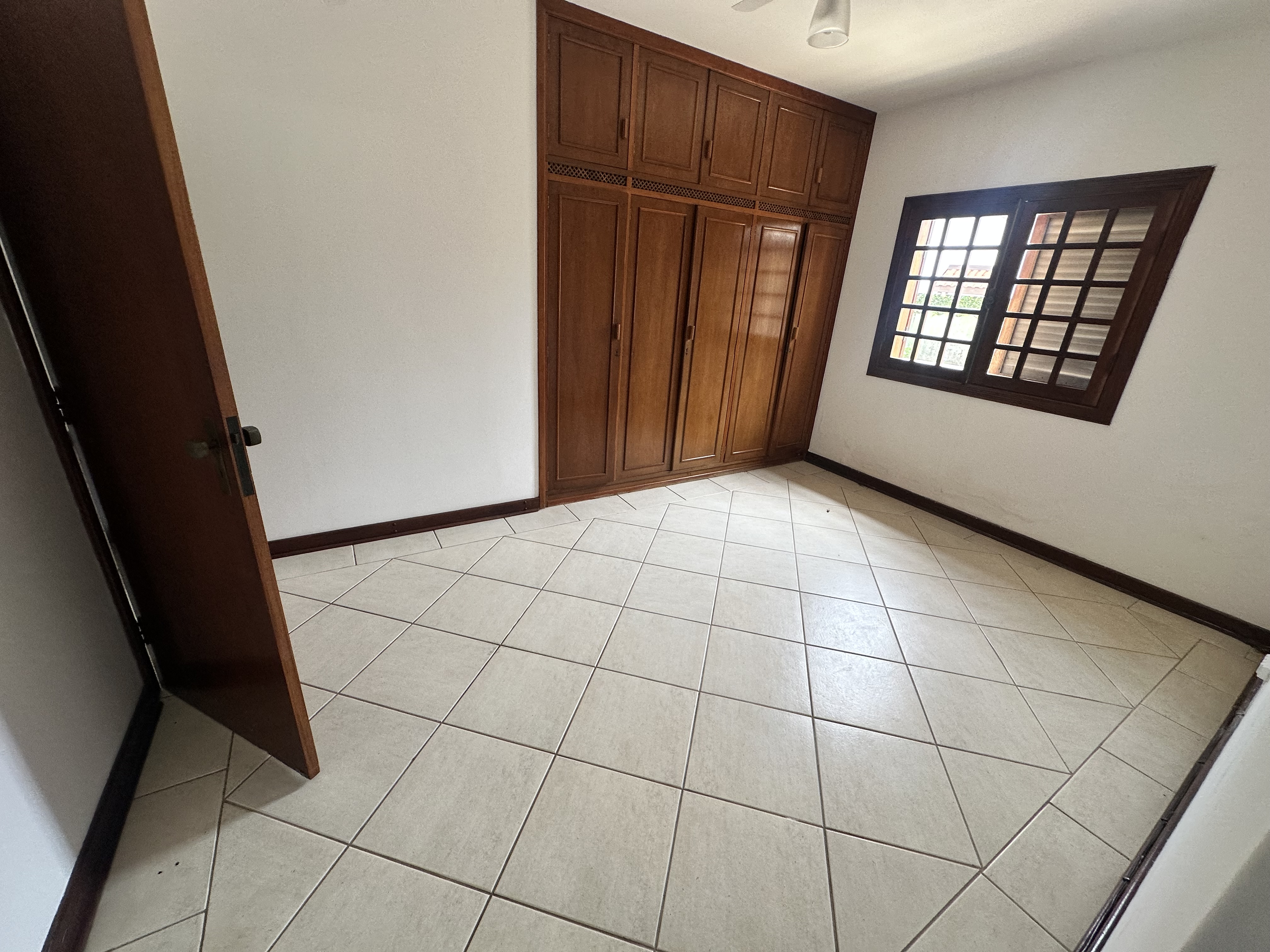 Casa para venda e locação com 6 dormitórios no Condomínio Village Paineiras em Pindamonhangaba/SP.