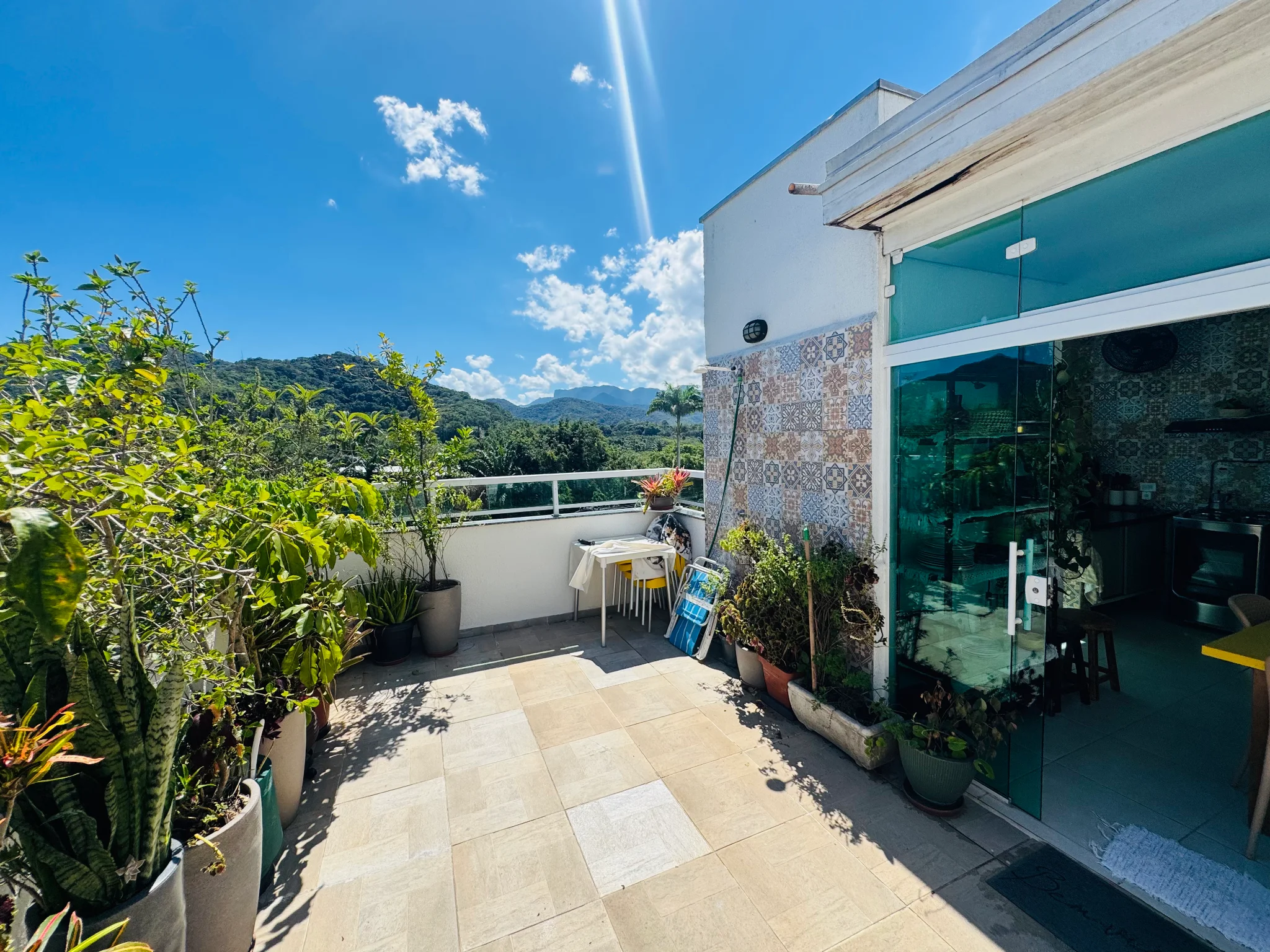 Apartamento à venda com 3 dormitórios no Condomínio Jardim das Palmeiras em Ubatuba/SP. 