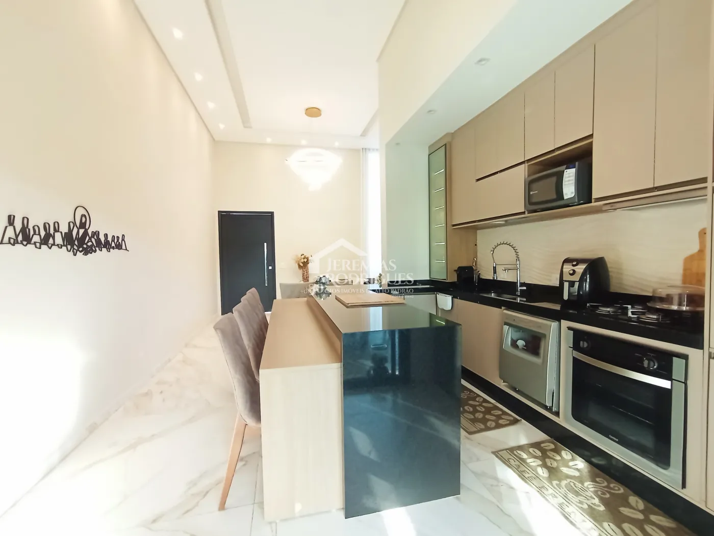 Casa à venda com 3 dormitórios no Condomínio Terras do Vale em Caçapava/SP.