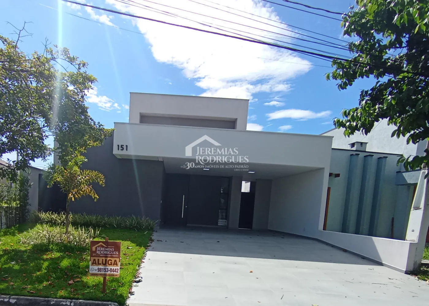 Casa à venda com 3 suítes no Condomínio Campos do Conde II em Tremembé/SP.