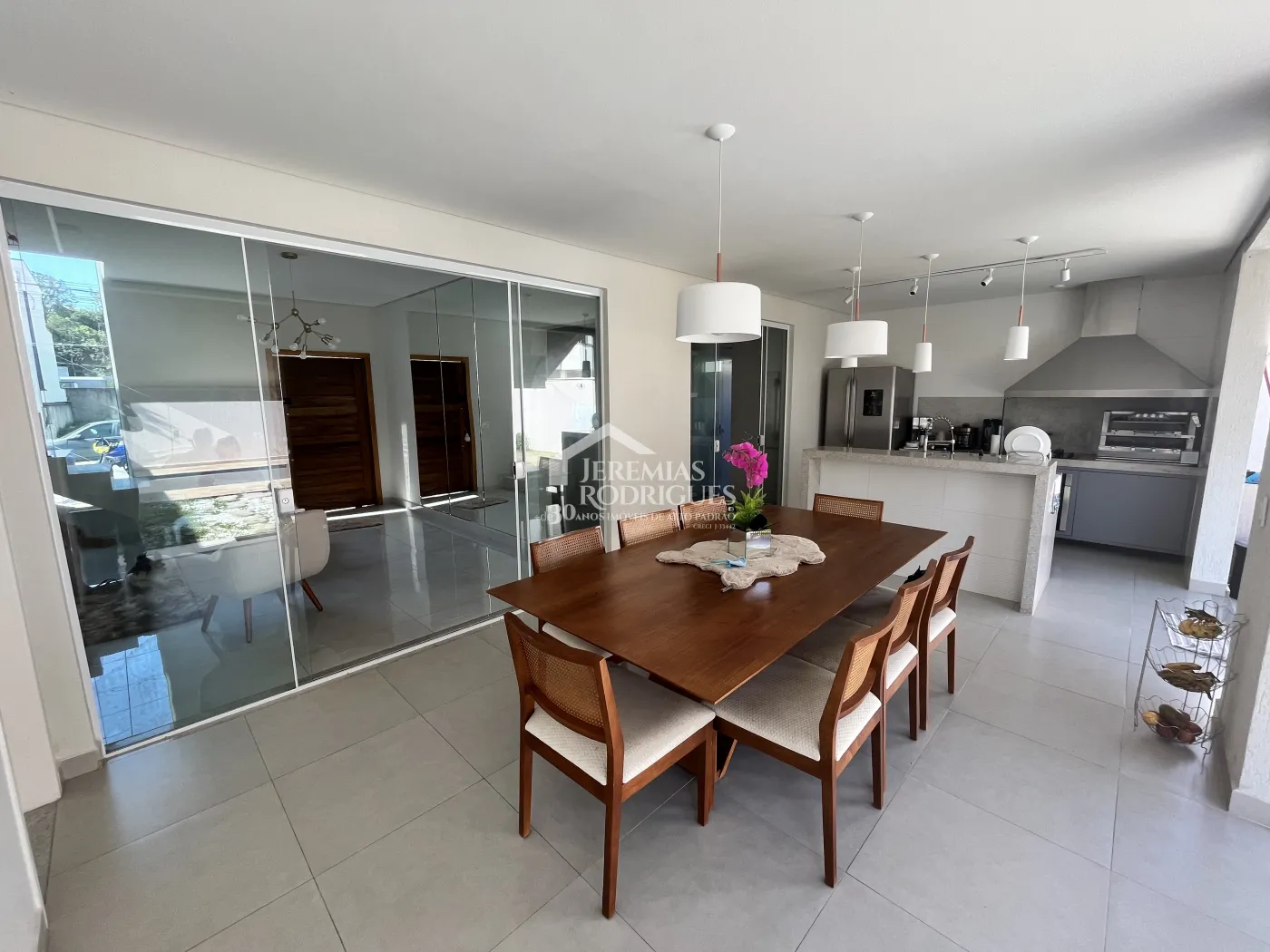 Casa assobradada à venda com 3 suítes no Condomínio Morada do Visconde em Tremembé /SP.