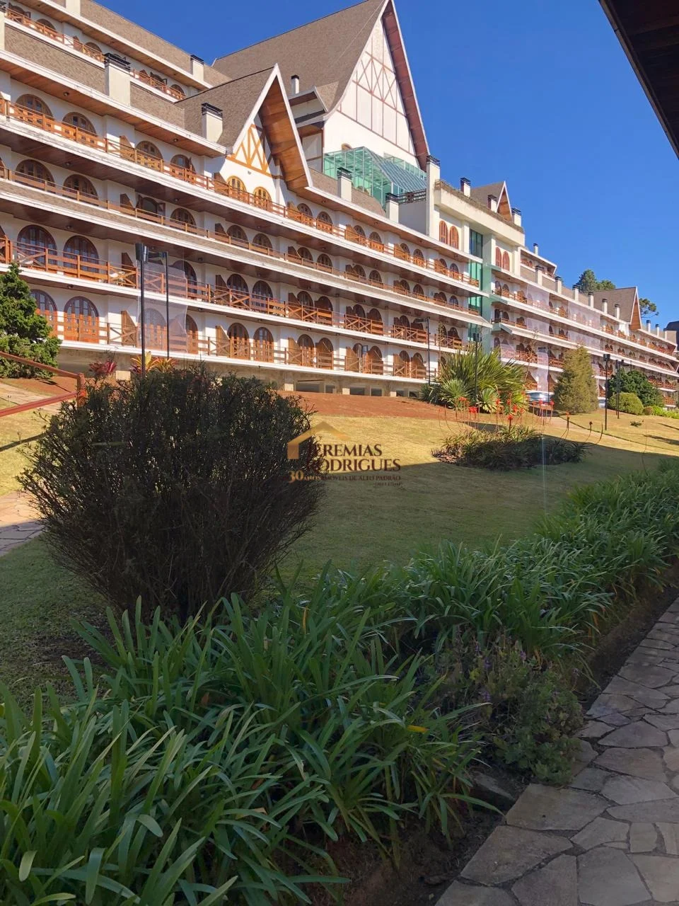 Apartamento á venda no Condomínio Quatre Saisson no Alto do Capivari em Campos do Jordão/SP. — foto 1
