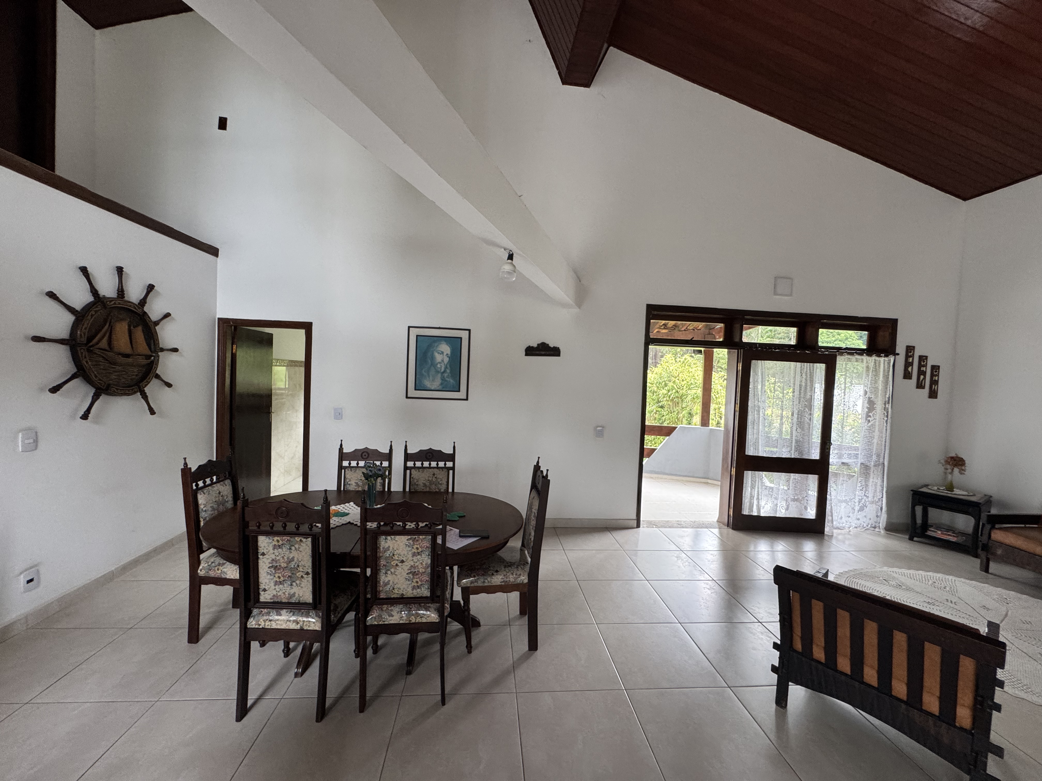 Casa à venda com 3 dormitórios no Condomínio Village Paineiras em Pindamonhangaba/SP.