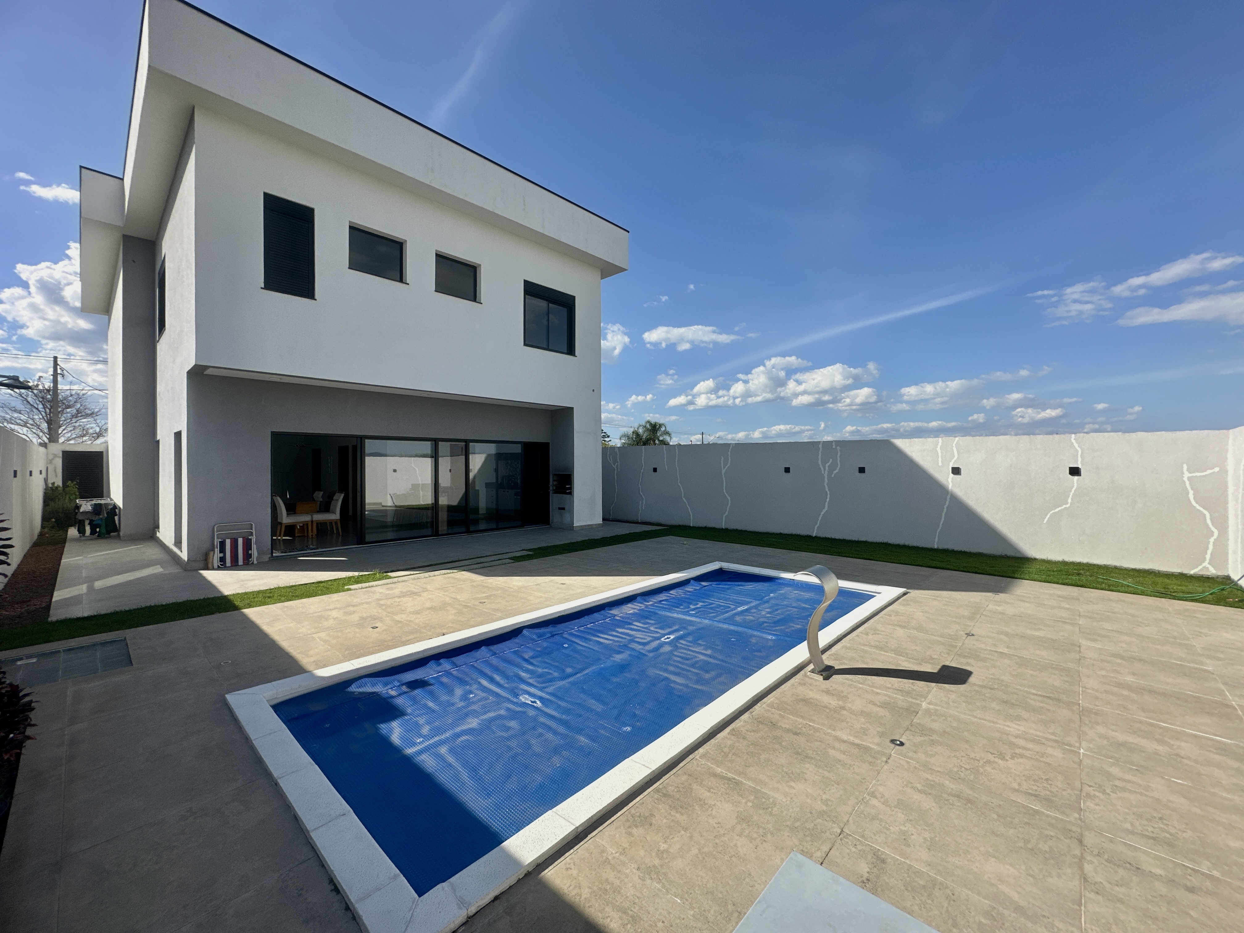 Casa à venda com 4 dormitórios no Condomínio Bella Vitta em Caçapava/SP.