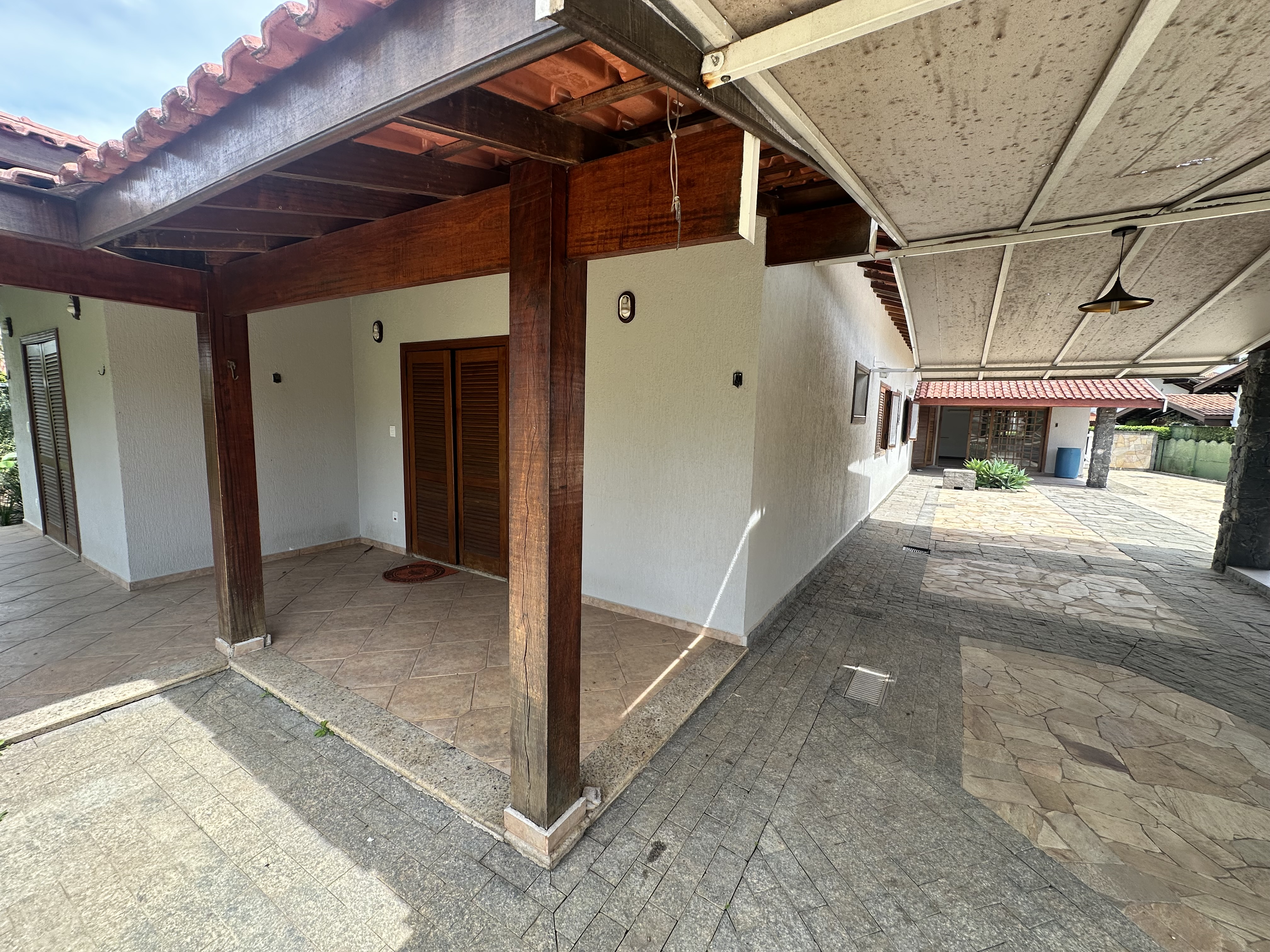 Casa para venda e locação com 6 dormitórios no Condomínio Village Paineiras em Pindamonhangaba/SP.