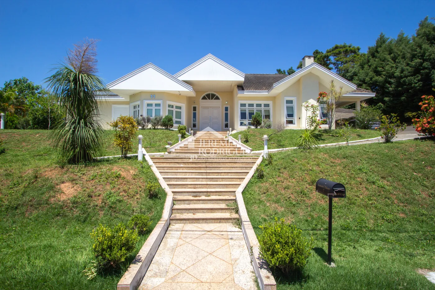 Casa para venda com 4 suítes no Condomínio Residencial dos Pinheiros em Caçapava/SP