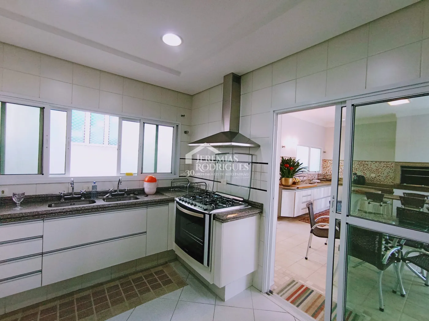 Casa à venda com 4 dormitórios no Condomínio Taubaté Village em Taubaté/SP.