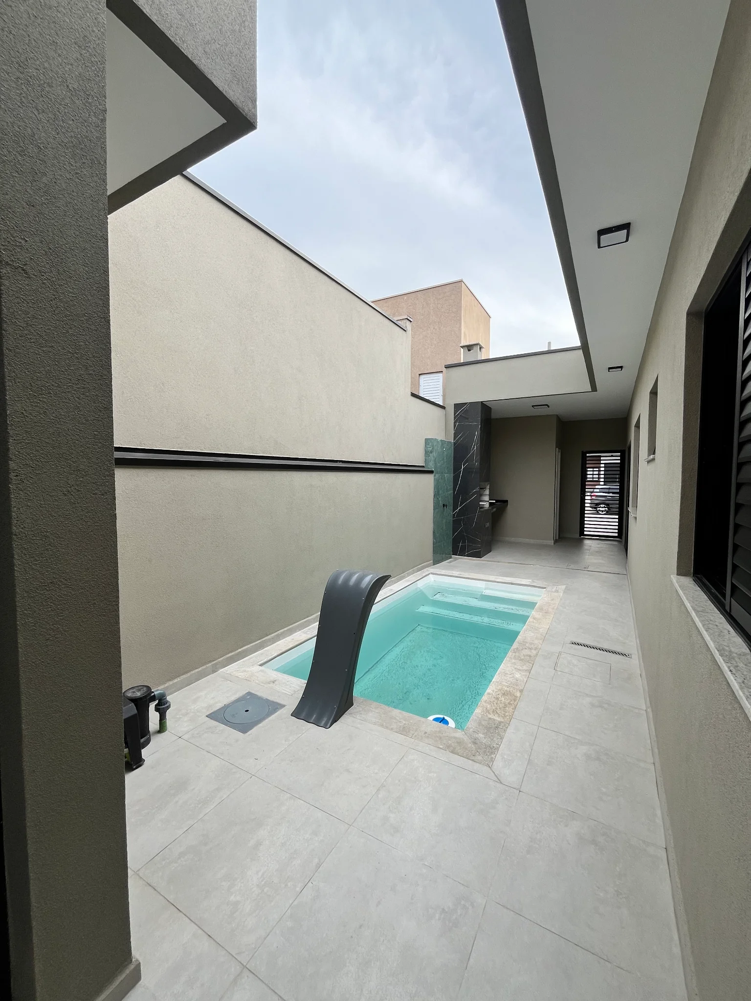 Casa térrea moderna com ilha gourmet à venda no Condomínio Laguna Residencial em Pindamonhangaba/SP