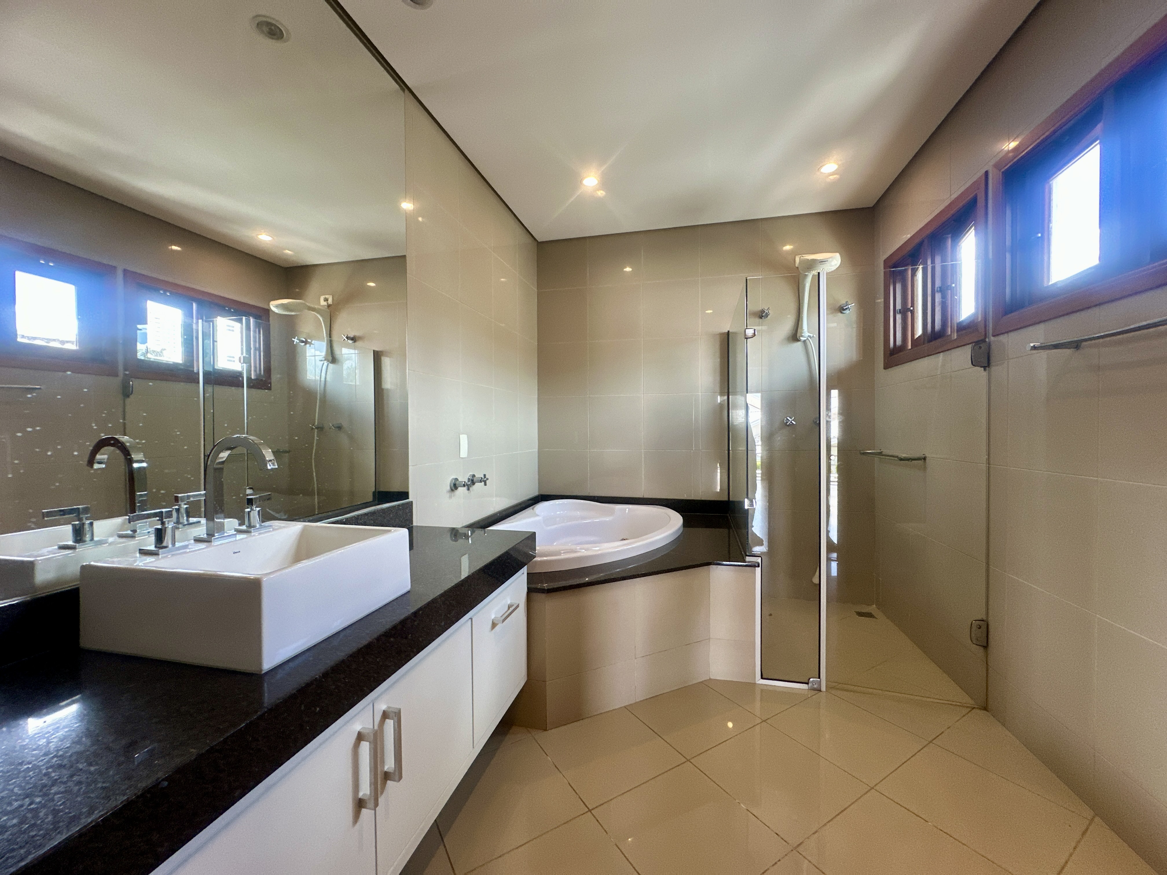 Casa para locação com 3 suítes no Condomínio Taubaté Village em Taubaté/SP. 