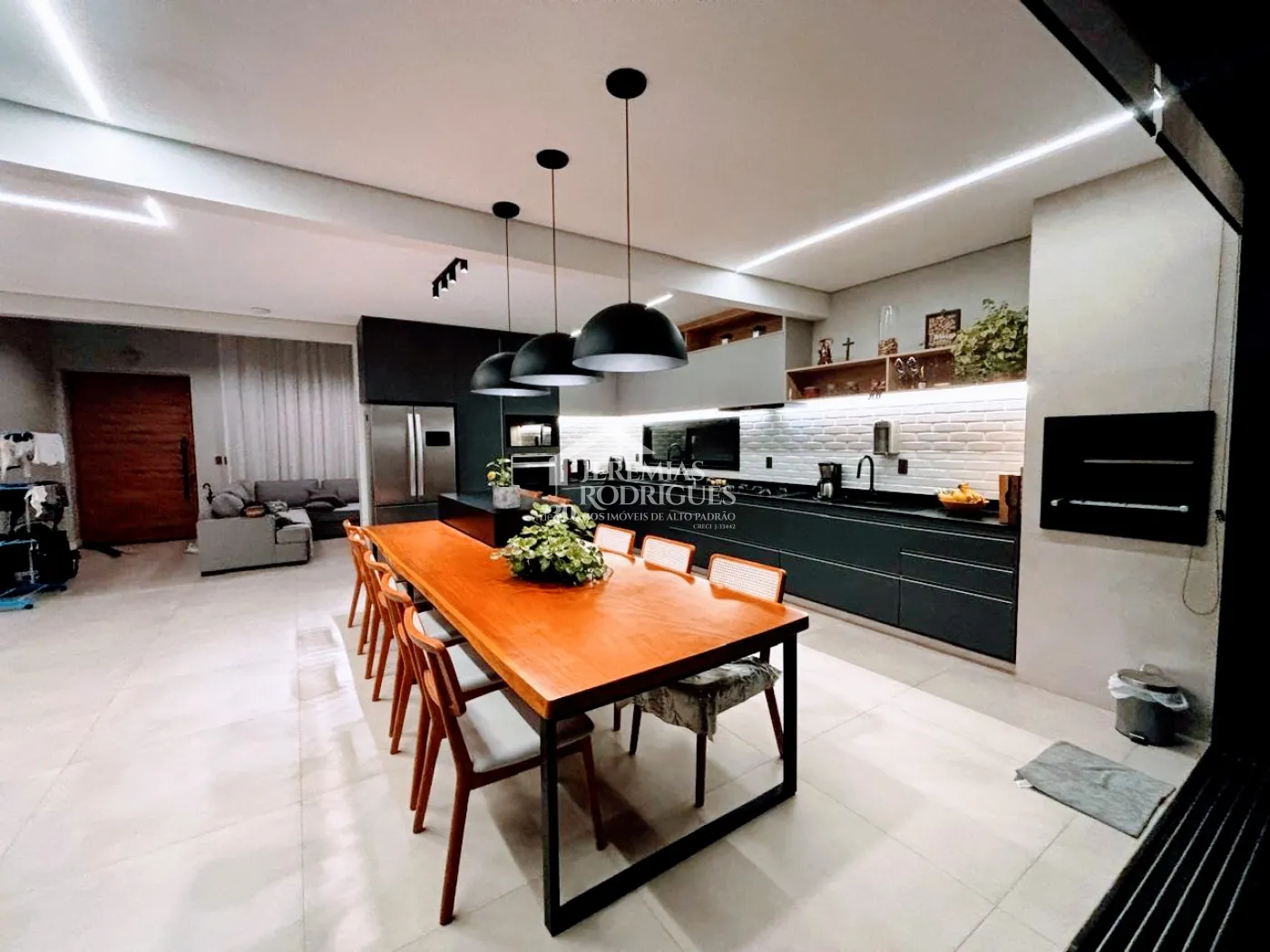 Casa à venda com 5 dormitórios no Condomínio Reserva dos Lagos em Pindamonhangaba/SP.