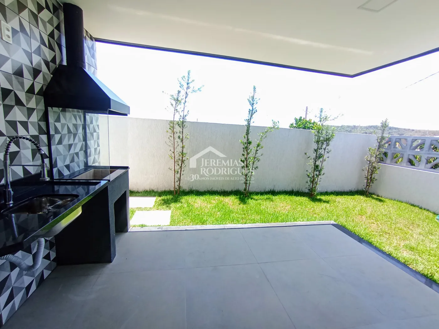 Casa assobradada à venda com 3 suítes no Condomínio Cyrela Landscape em Taubaté/SP.