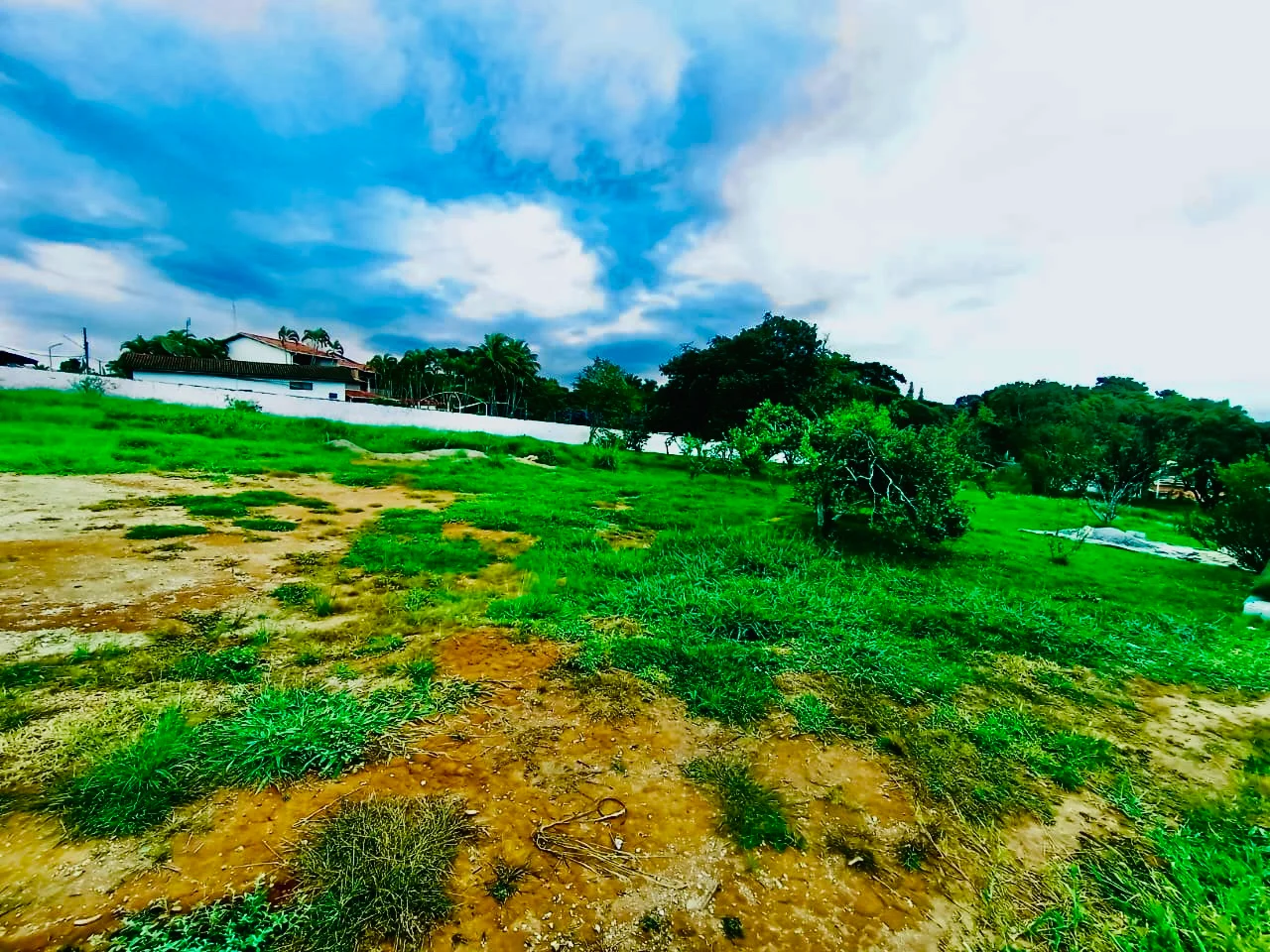 Terreno à venda com 2.500 m² no Condomínio Chácaras Cataguá em Taubaté/SP. 