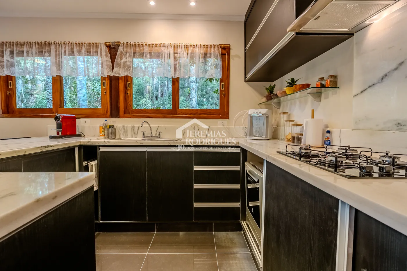 Casa à venda com 3 suítes no Condomínio Reserva Figueiredo em Campos do Jordão/SP.