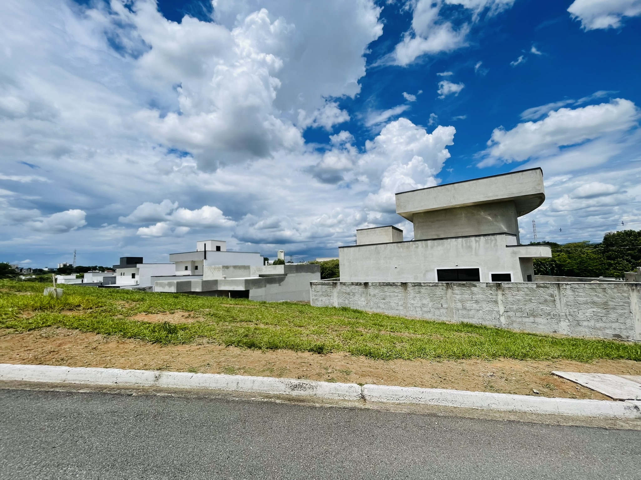 Terreno à venda com 278 m² no Condomínio Bosque do Imperador em Pindamonhangaba/SP.