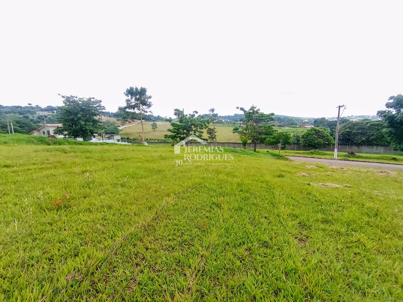 Terreno à venda com 990 m² no Condomínio Altos do Cataguá em Taubaté/SP.