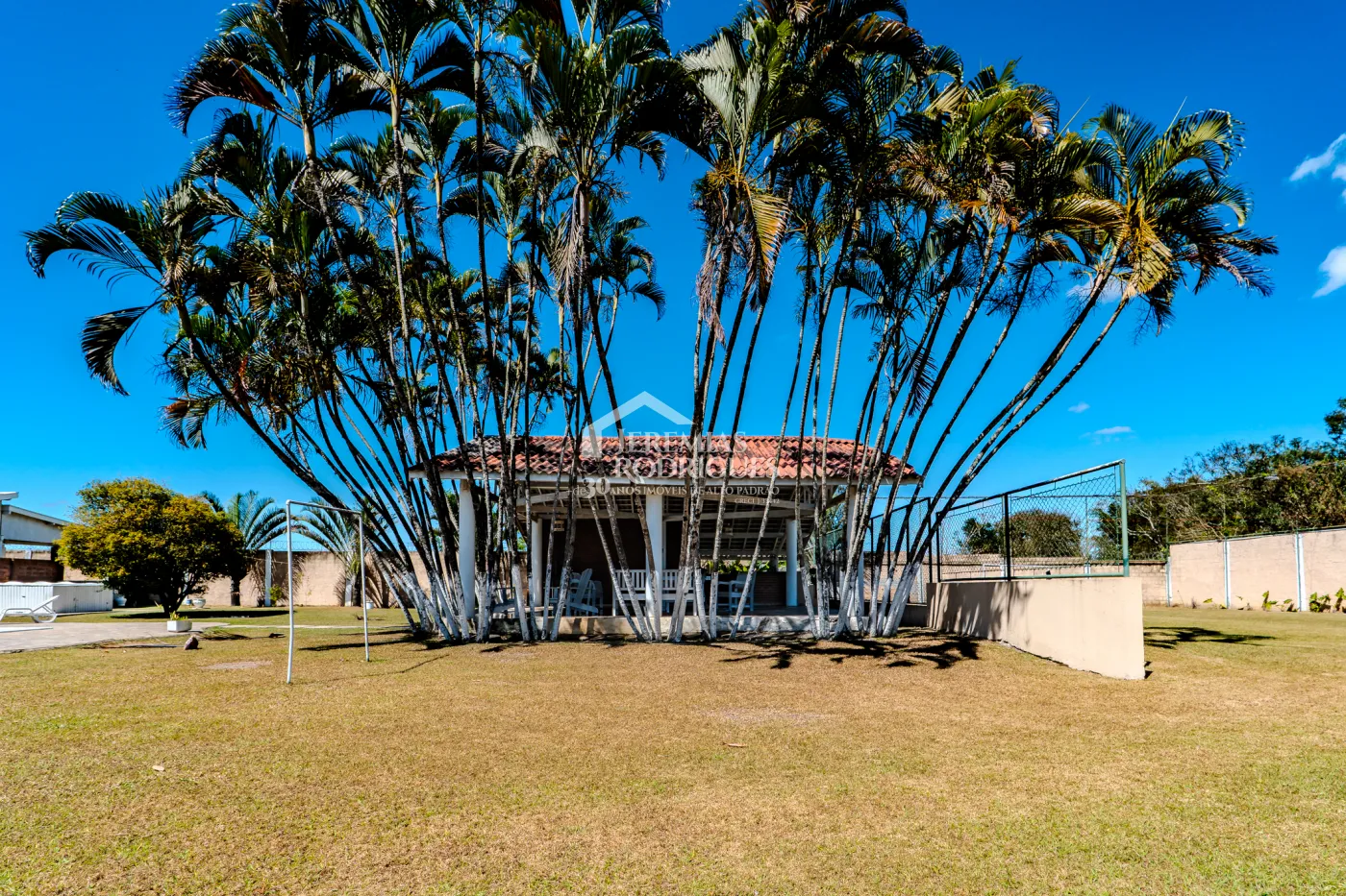 A Imobiliária Jeremias Rodrigues Imóveis de Alto Padrão disponibiliza para venda essa casa no Condomínio Morada do Visconde em Tremembé/SP.