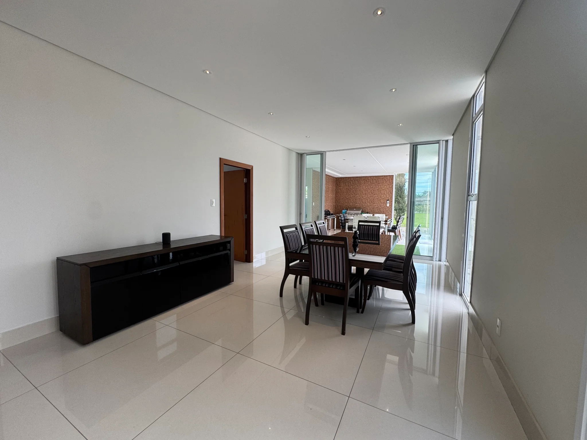 Casa à venda com 4 suítes no Condomínio Colonial Village I em Pindamonhangaba/SP. 