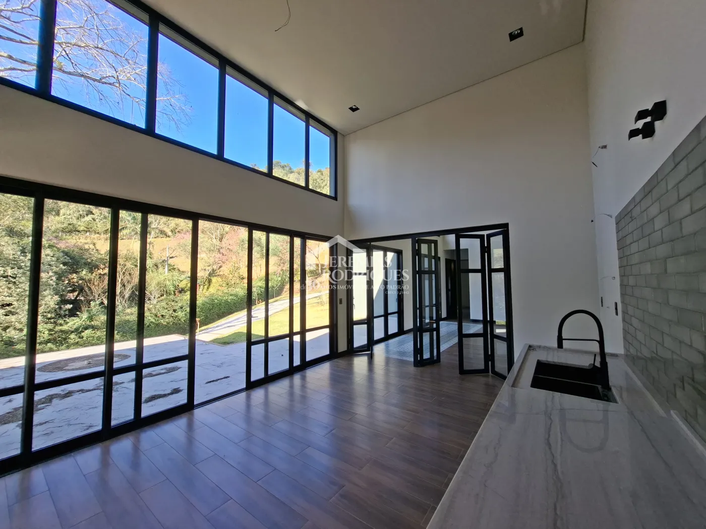 Casa à venda com 4 dormitórios, no Condomínio Parque da Mantiqueira em Santo Antônio do Pinhal/SP.
