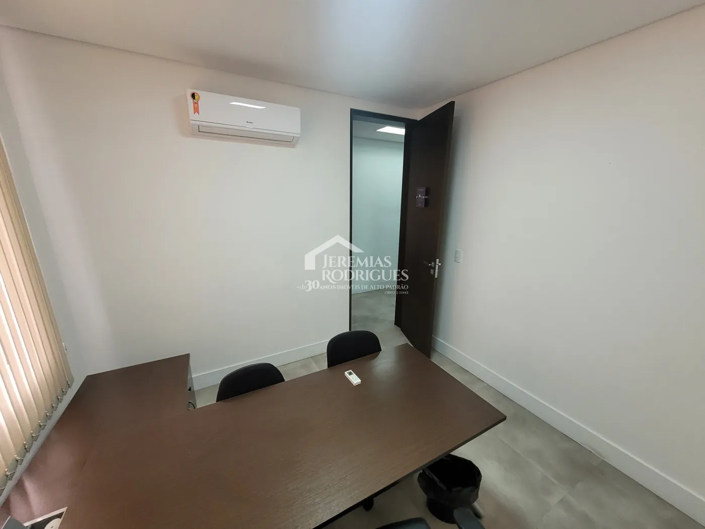 Três salas comerciais com 300 m² no Edifício Village Coworking em Pindamonhangaba/SP.