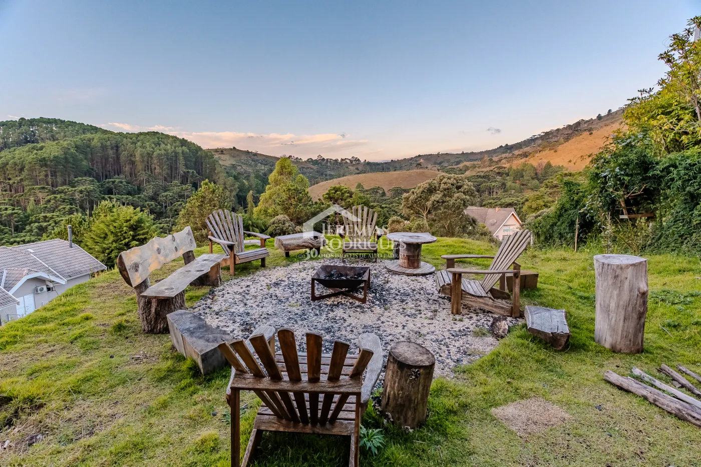 Casa à no Condomínio Recanto do Sol em Campos do Jordão/SP