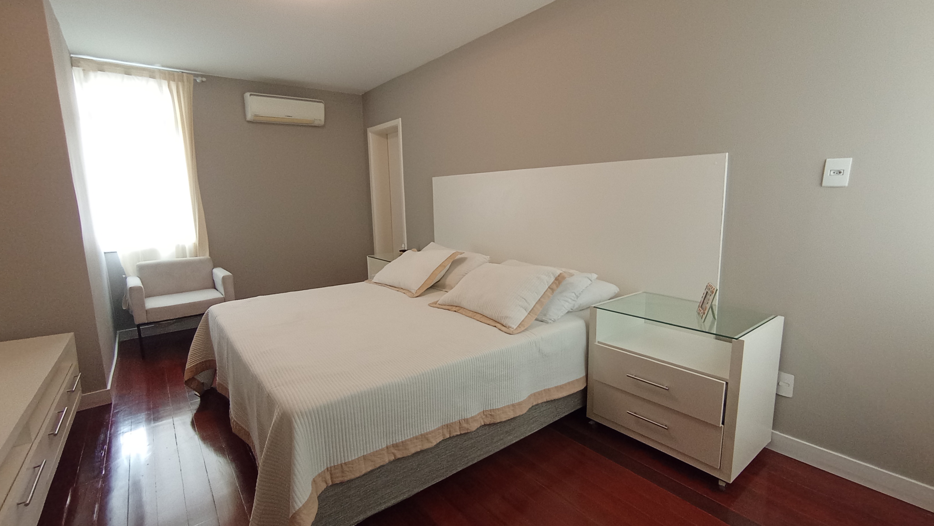 Casa à venda com 3 dormitórios no Condomínio Portal do Sol em Tremembé/SP.